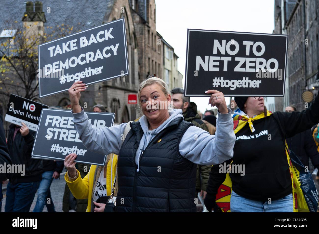 Edimburgo, Scozia, Regno Unito. 18 novembre 2023. I manifestanti si riunirono per una manifestazione fuori dal Parlamento scozzese a Holyrood per una manifestazione contro la LEZ (Low Emission zone) e la LTN ( Low Traffic Neighbourhood) che furono introdotte nei centri cittadini della Scozia ( Glasgow fu la prima e presto seguita da Edimburgo) e che credono sia una tassa ingiusta per gli automobilisti. Iain Masterton/Alamy Live News Foto Stock