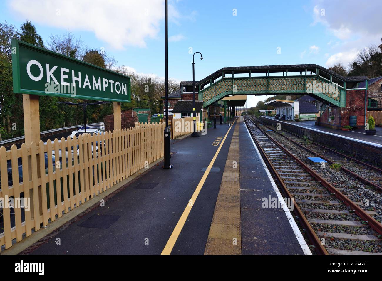 Stazione ferroviaria di Okehampton sulla Dartmoor Line nel Devon, riaperta nel 2021. Foto Stock