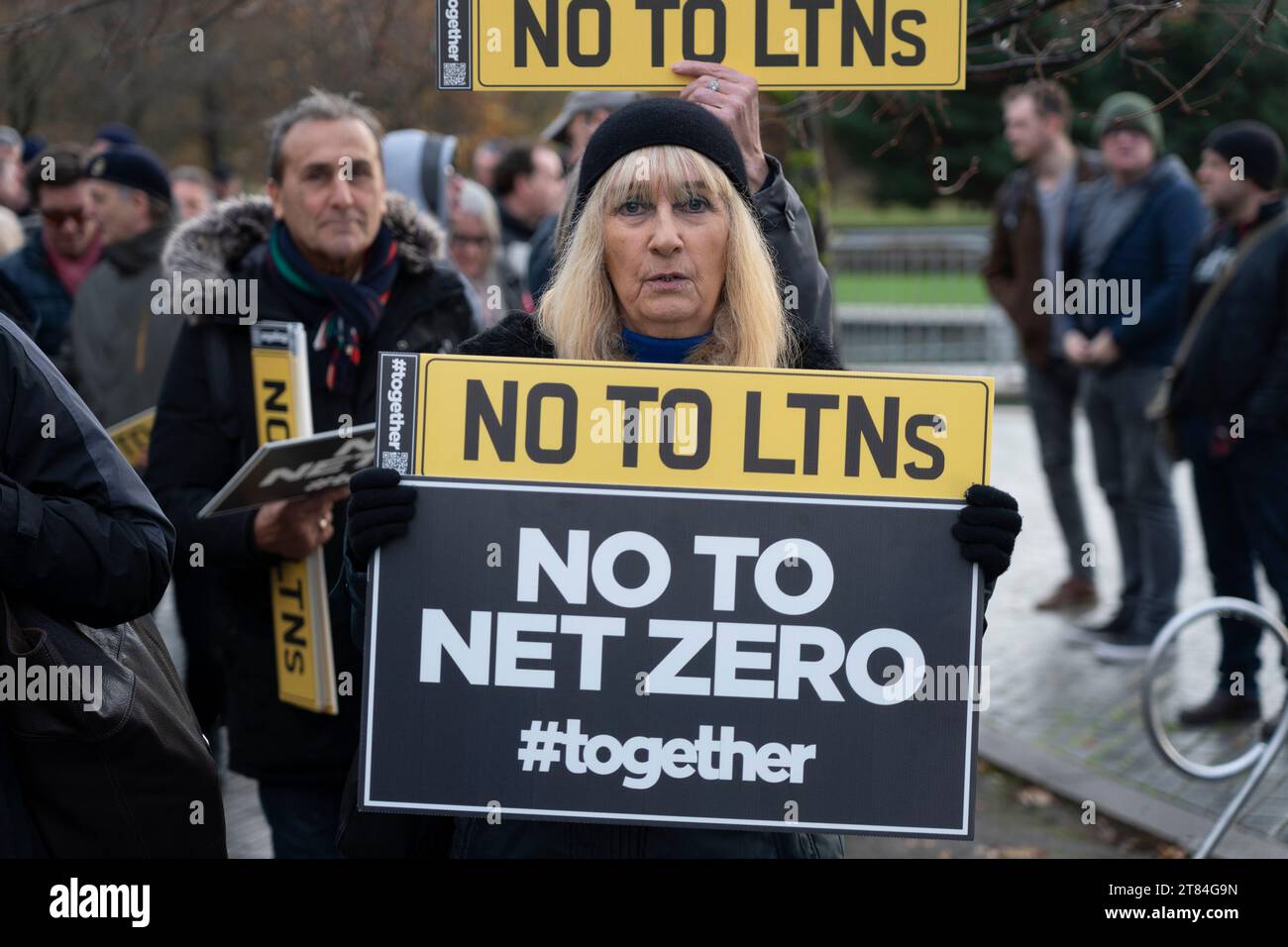 Edimburgo, Scozia, Regno Unito. 18 novembre 2023. I manifestanti si riunirono per una manifestazione fuori dal Parlamento scozzese a Holyrood per una manifestazione contro la LEZ (Low Emission zone) e la LTN ( Low Traffic Neighbourhood) che furono introdotte nei centri cittadini della Scozia ( Glasgow fu la prima e presto seguita da Edimburgo) e che credono sia una tassa ingiusta per gli automobilisti. Iain Masterton/Alamy Live News Foto Stock