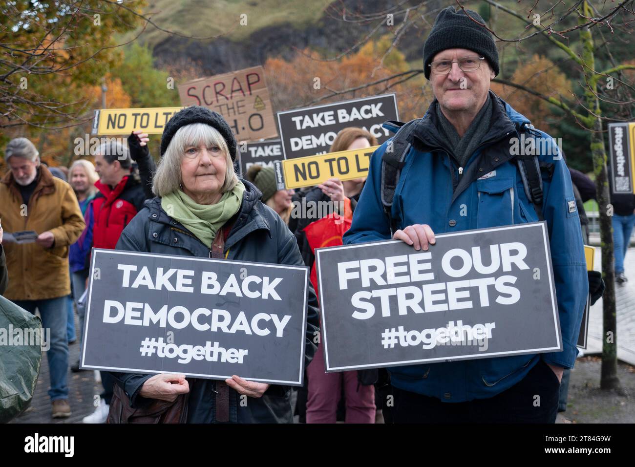 Edimburgo, Scozia, Regno Unito. 18 novembre 2023. I manifestanti si riunirono per una manifestazione fuori dal Parlamento scozzese a Holyrood per una manifestazione contro la LEZ (Low Emission zone) e la LTN ( Low Traffic Neighbourhood) che furono introdotte nei centri cittadini della Scozia ( Glasgow fu la prima e presto seguita da Edimburgo) e che credono sia una tassa ingiusta per gli automobilisti. Iain Masterton/Alamy Live News Foto Stock
