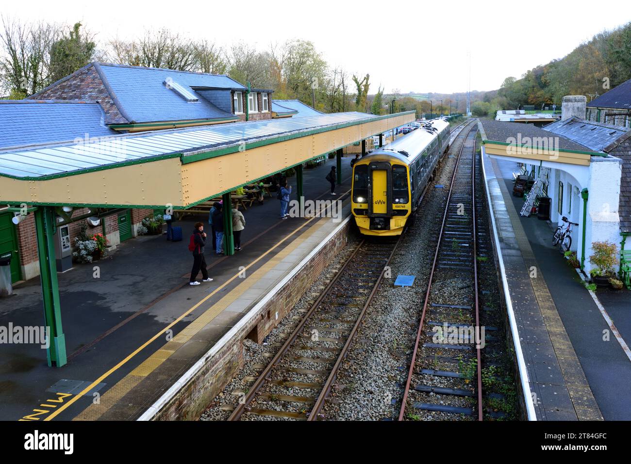 Un treno da Exeter che arriva alla stazione ferroviaria di Okehampton sulla Dartmoor Line nel Devon, riaperto nel 2021. Foto Stock