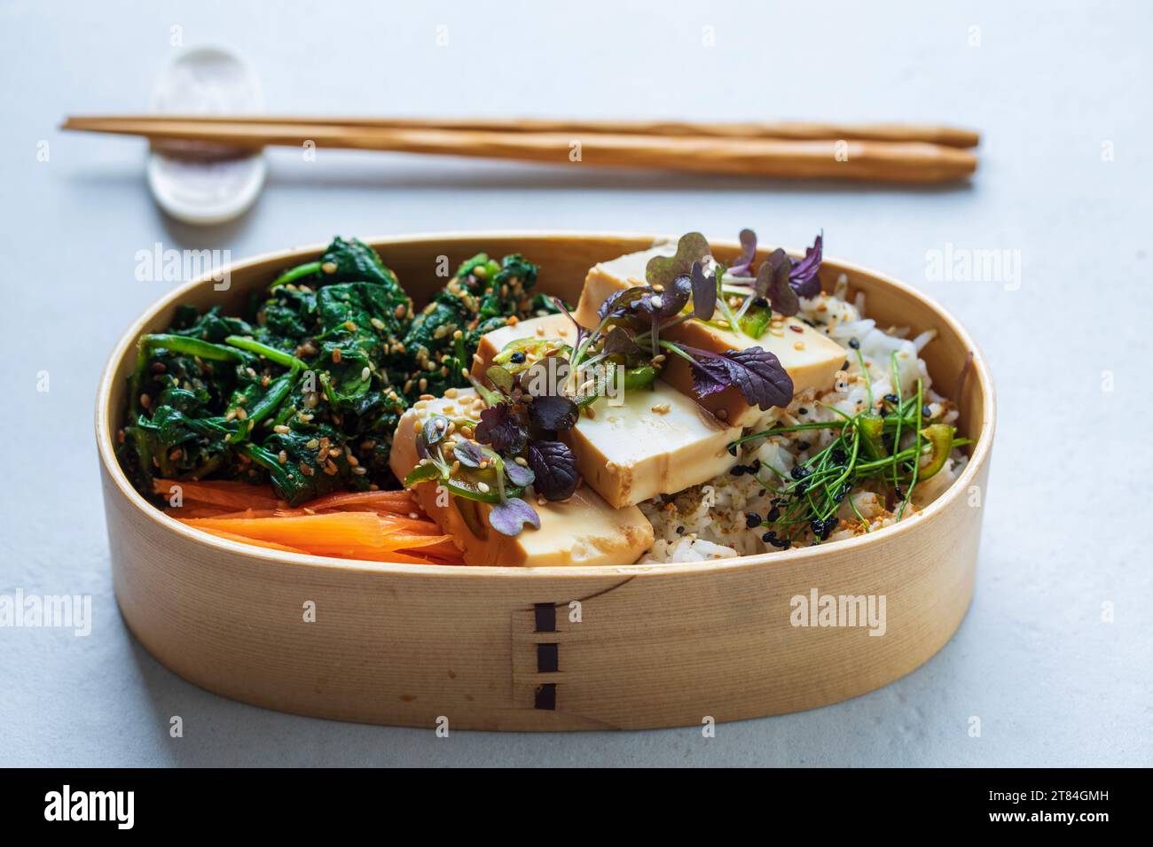 Pranzo giapponese con tofu di seta, riso e gomae di spinaci Foto Stock
