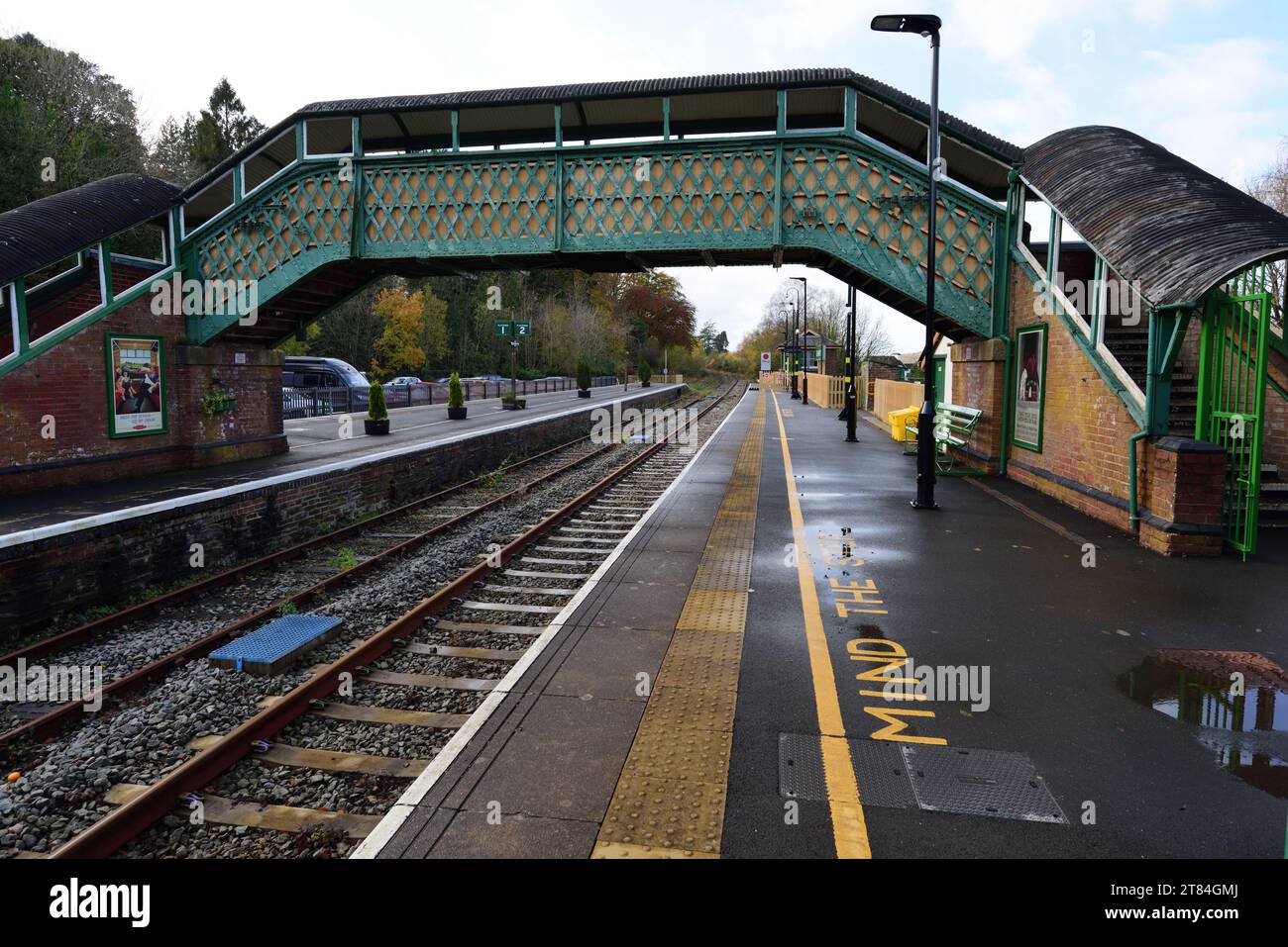 Guardando verso la fine della linea alla stazione ferroviaria di Okehampton sulla Dartmoor Line nel Devon, riaperta nel 2021. Foto Stock
