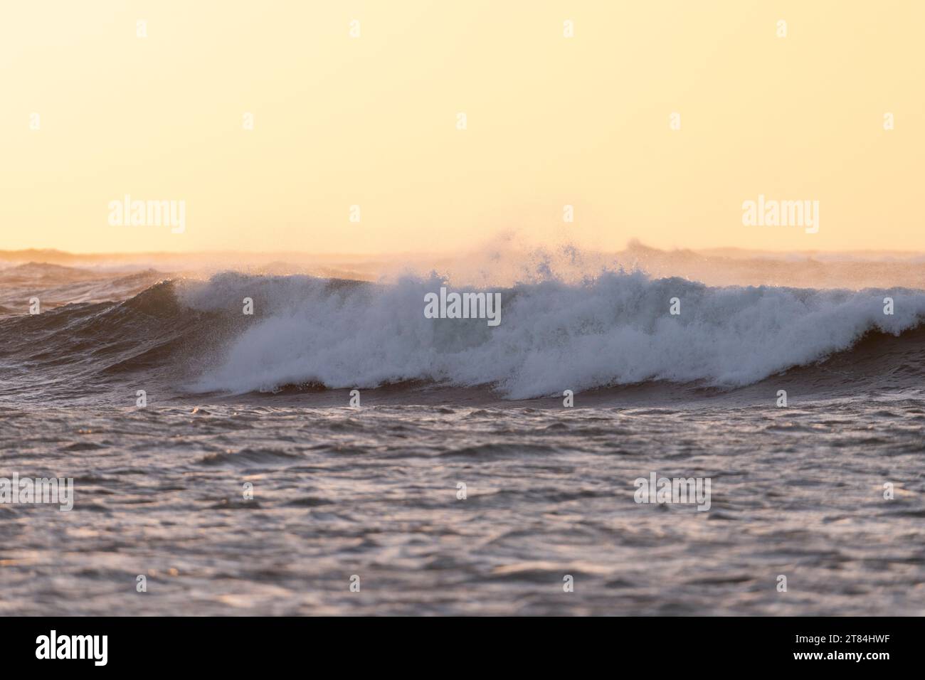 Oceano Atlantico selvaggio nella penisola di Reykjanes dell'Islanda sud-occidentale di Valahnúkamöl Foto Stock