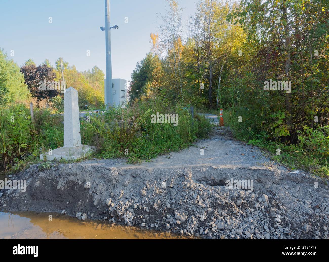 Percorso di attraversamento di frontiera illegale dagli Stati Uniti al Canada presso Roxham Road a Saint Bernard-de-Lacolle, Quebec, Canada Foto Stock