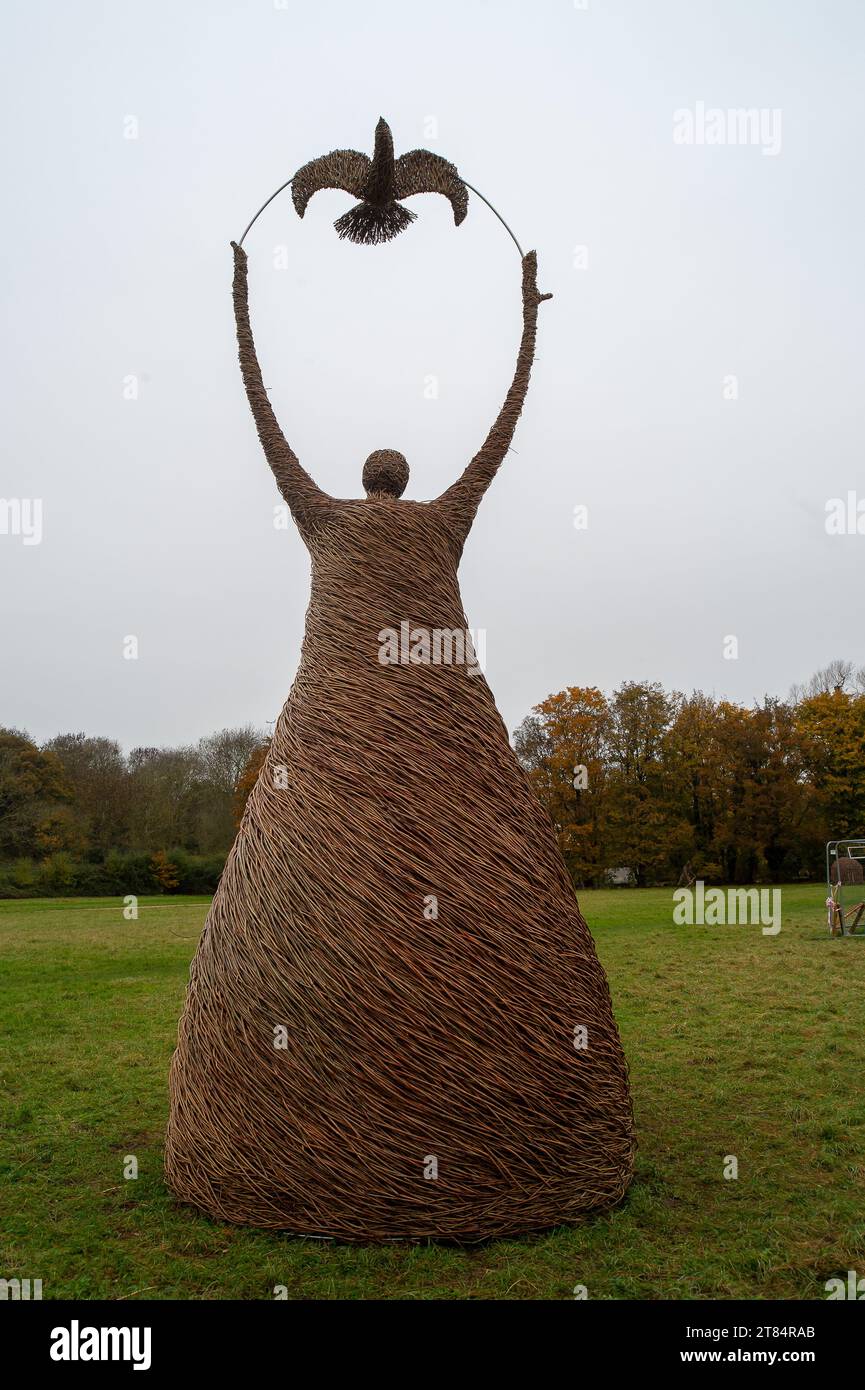 Egham, Regno Unito. 18 novembre 2023. Gli ultimi personaggi di salice dei Survivors realizzati dai Willow Twisters al National Trust di Egham, Surrey. I personaggi sono ispirati ai Gleaners, un dipinto ad olio di Jean-Francoise Millet. E' stato un altro giorno umido e drizzly oggi a Egham, Surrey Credit: Maureen McLean/Alamy Foto Stock