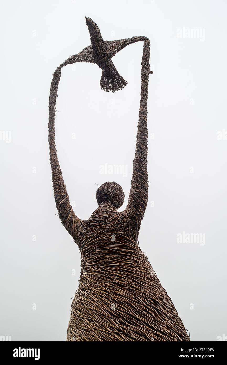 Egham, Regno Unito. 18 novembre 2023. Gli ultimi personaggi di salice dei Survivors realizzati dai Willow Twisters al National Trust di Egham, Surrey. I personaggi sono ispirati ai Gleaners, un dipinto ad olio di Jean-Francoise Millet. E' stato un altro giorno umido e drizzly oggi a Egham, Surrey Credit: Maureen McLean/Alamy Foto Stock