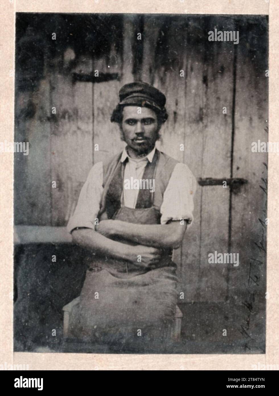 Franz Xaver Adler giovane vestito da lavoro, frontale. Ambrotype su Rubinglas Passportout originale con etichette (è a) iniziando 1860er Jahre Foto Stock