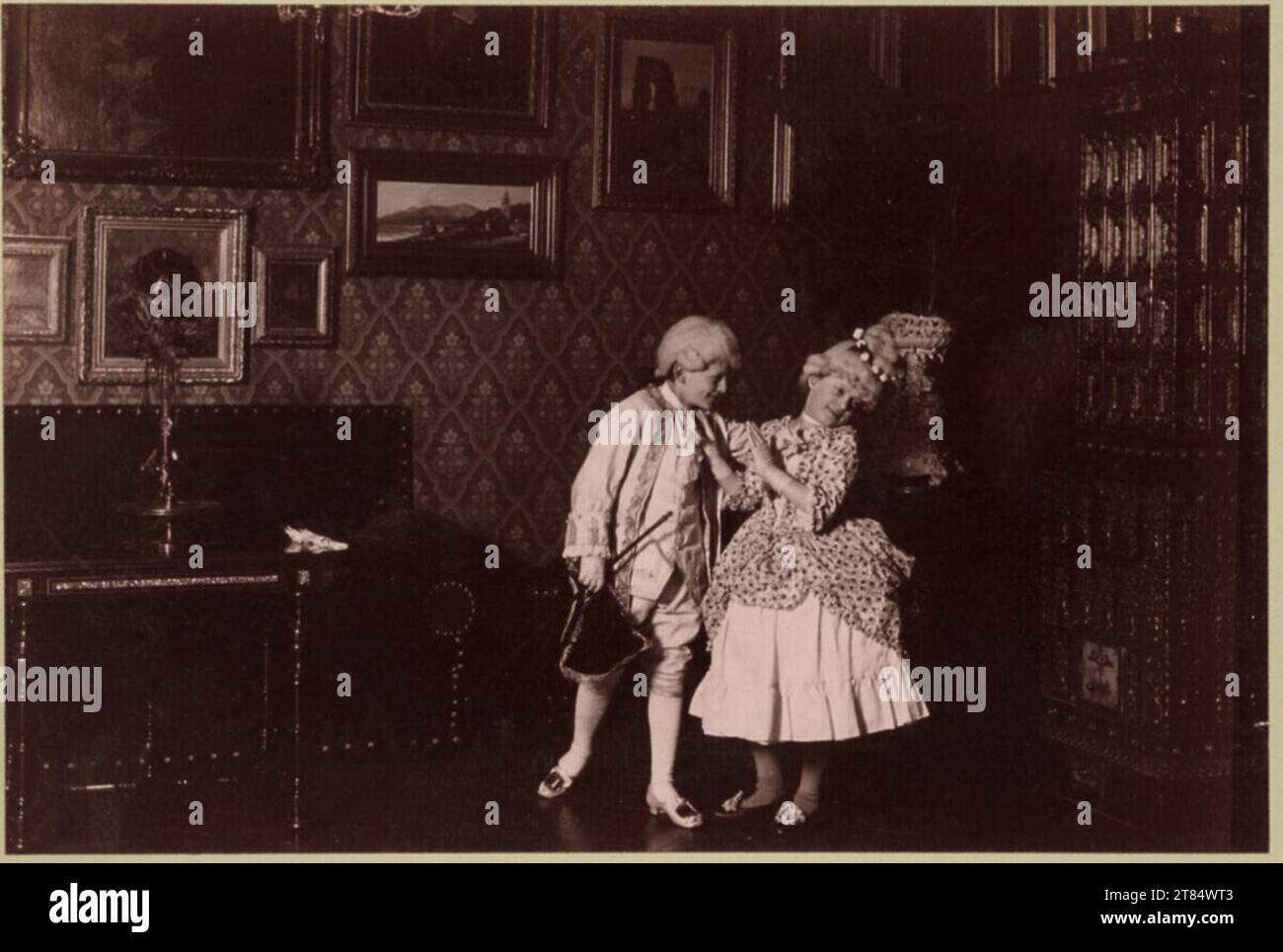 Julius Hofmann due bambini in costume storico nel salone. Carta di albumina, sulla scatola 1889 , 1889 Foto Stock