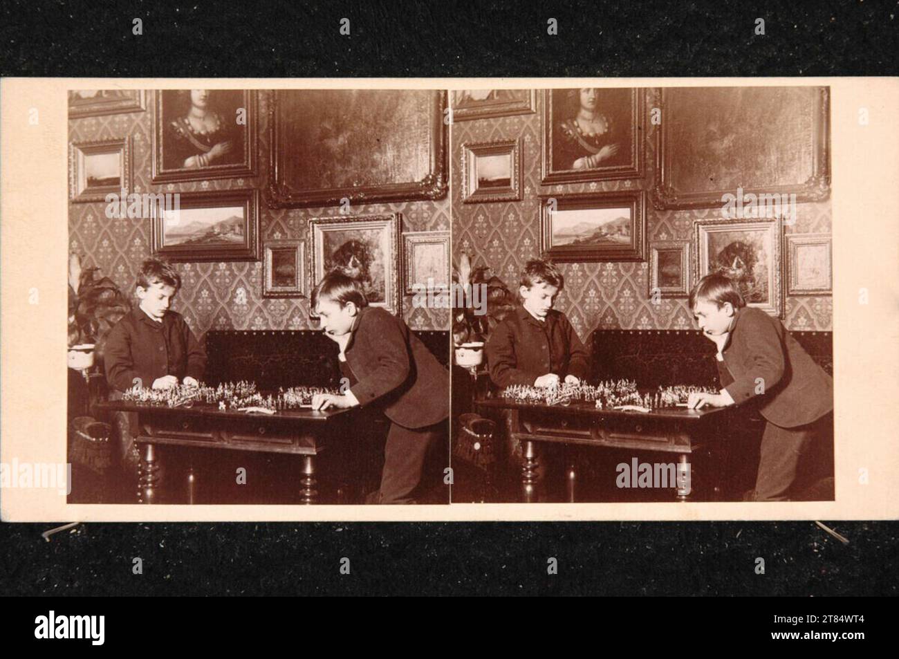 Julius Hofmann due ragazzi giocano con i soldati di stagno. Carta albumina, sulla scatola/formato stereo 1889 , 1889 Foto Stock