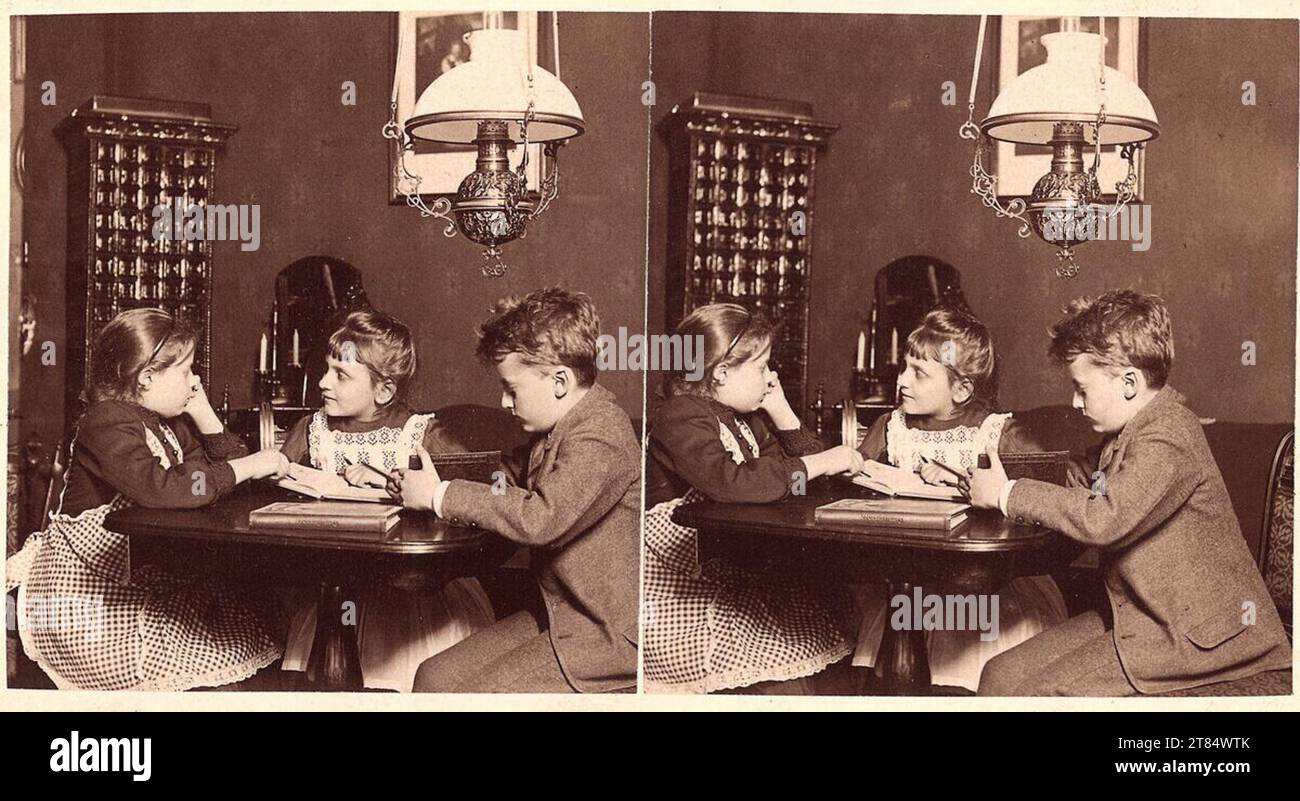 Julius Hofmann stereo Photography: Tre bambini imparano. Carta albumina, su scatola sotterranea e tableau/stereo formato 1889 , 1889 Foto Stock