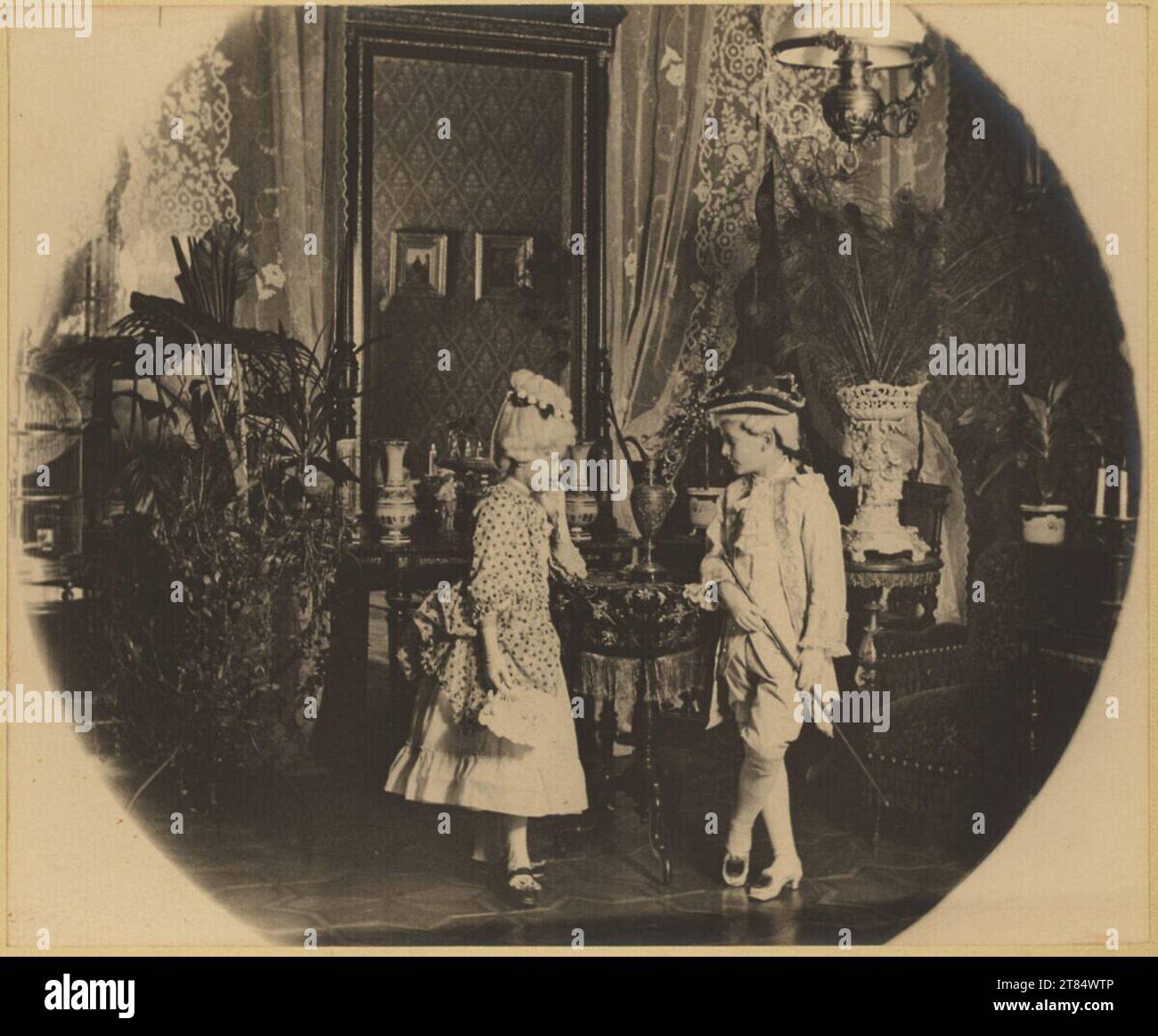 Julius Hofmann due bambini in costume storico nel salone. Carta gelatina d'argento, sulla scatola 1889 , 1889 Foto Stock
