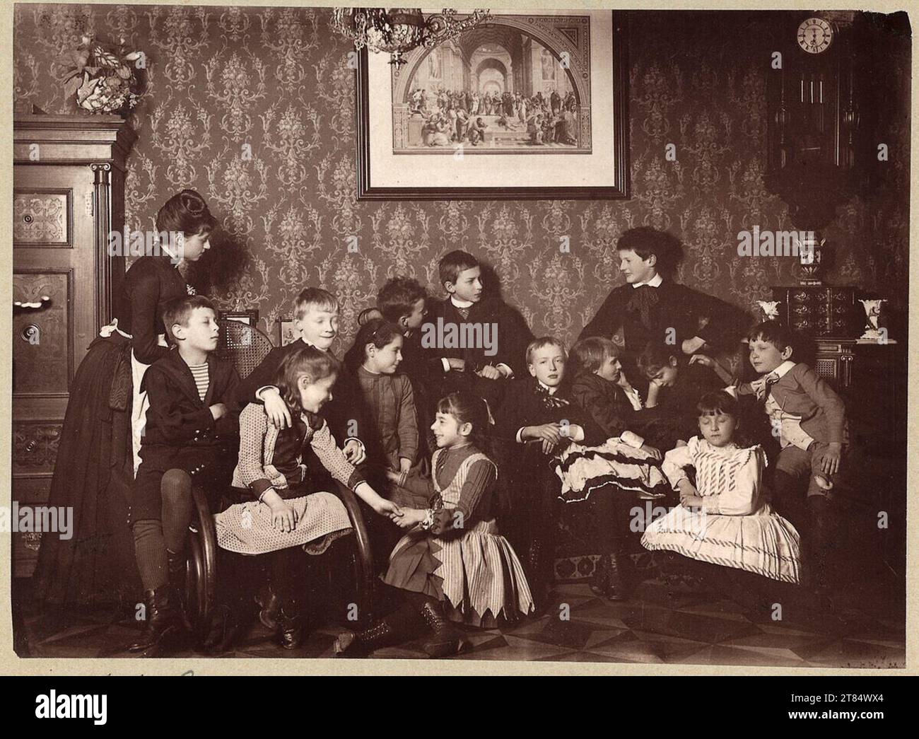 Julius Hofmann Group ritratto con bambini e bambinaia. Carta di albumina, su sottocartone e tableau 1889 , 1889 Foto Stock