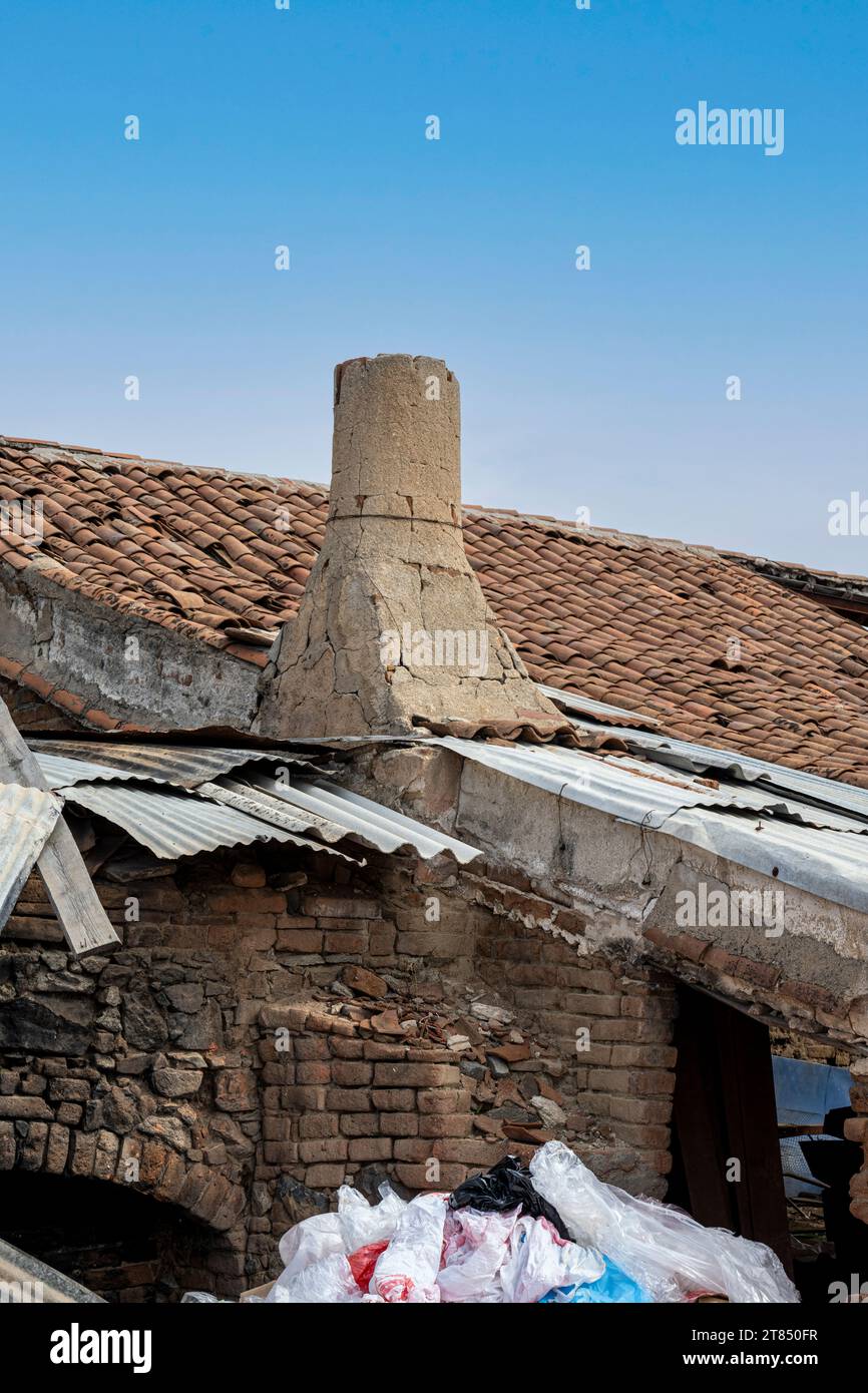 Il camino di un forno per ceramiche in disuso come tutta la cottura in ceramica viene effettuata in forni elettrici fotografati a Olaria o Patalim, Patalim Pottery facto Foto Stock