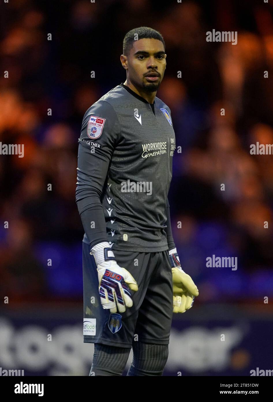 Il portiere del Colchester United Owen Goodman durante la partita della Sky Bet League Two a Edgeley Park, Stockport. Data immagine: Sabato 18 novembre 2023. Foto Stock