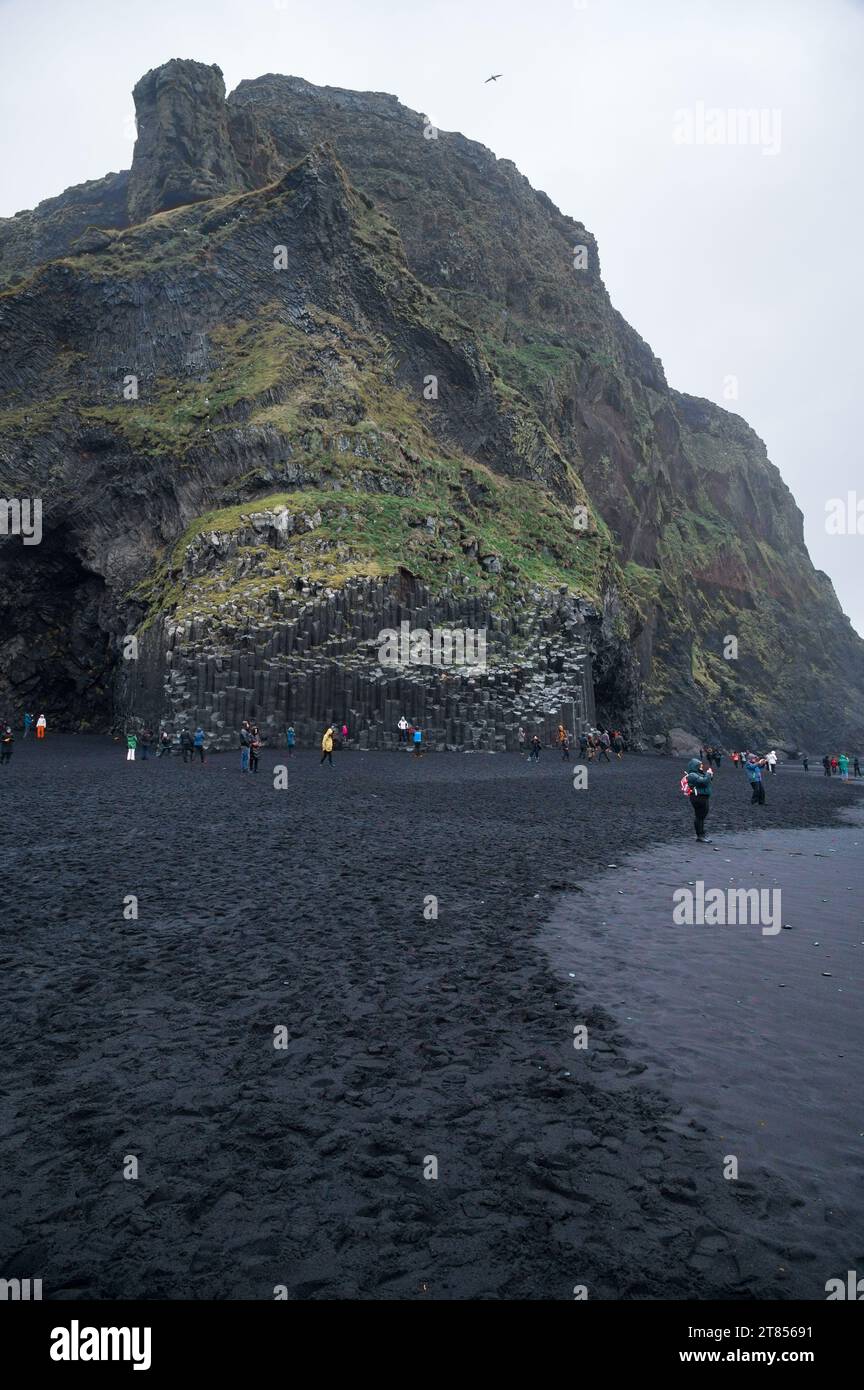 Turisti sulla spiaggia di sabbia nera di Reynisdrangar, Islanda Foto Stock