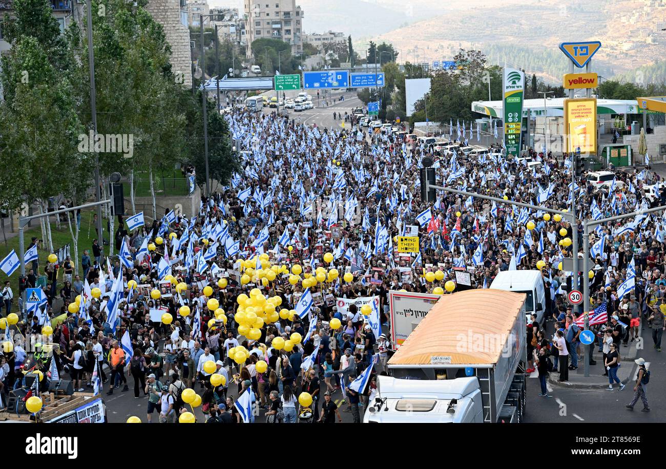 Gerusalemme, Israele. 18 novembre 2023. Decine di migliaia di persone si uniscono alle famiglie di ostaggi detenuti da Hamas a Gaza mentre entrano a Gerusalemme, il quinto giorno di marzo, da Tel Aviv a Gerusalemme, sabato 18 novembre 2023. Secondo i funzionari israeliani, 240 ostaggi sono detenuti dal 7 ottobre da Hamas. Foto di Debbie Hill/ Credit: UPI/Alamy Live News Foto Stock