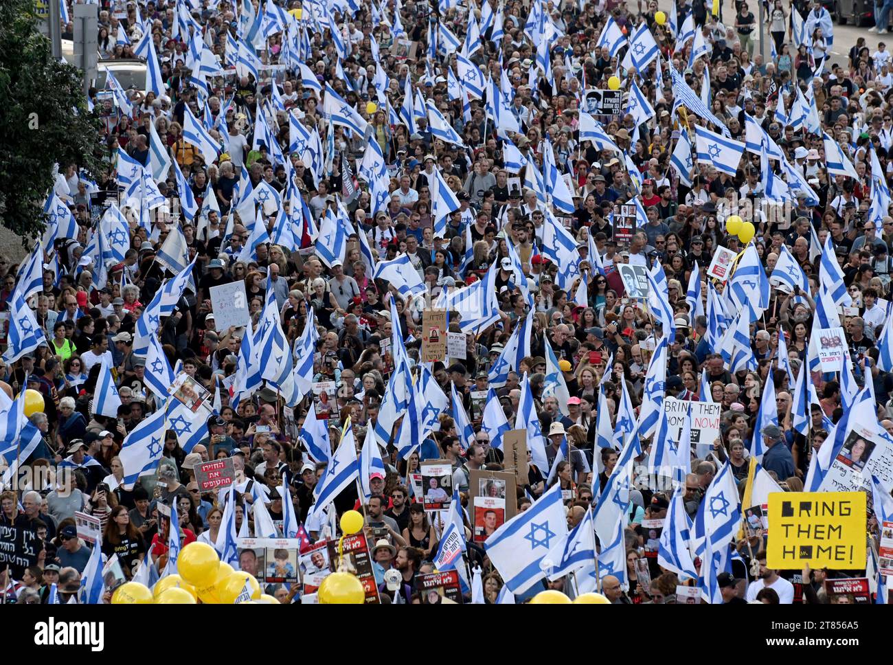 Gerusalemme, Israele. 18 novembre 2023. Decine di migliaia di persone si uniscono alle famiglie di ostaggi detenuti da Hamas a Gaza mentre entrano a Gerusalemme, il quinto giorno di marzo, da Tel Aviv a Gerusalemme, sabato 18 novembre 2023. Secondo i funzionari israeliani, 240 ostaggi sono detenuti dal 7 ottobre da Hamas. Foto di Debbie Hill/ Credit: UPI/Alamy Live News Foto Stock