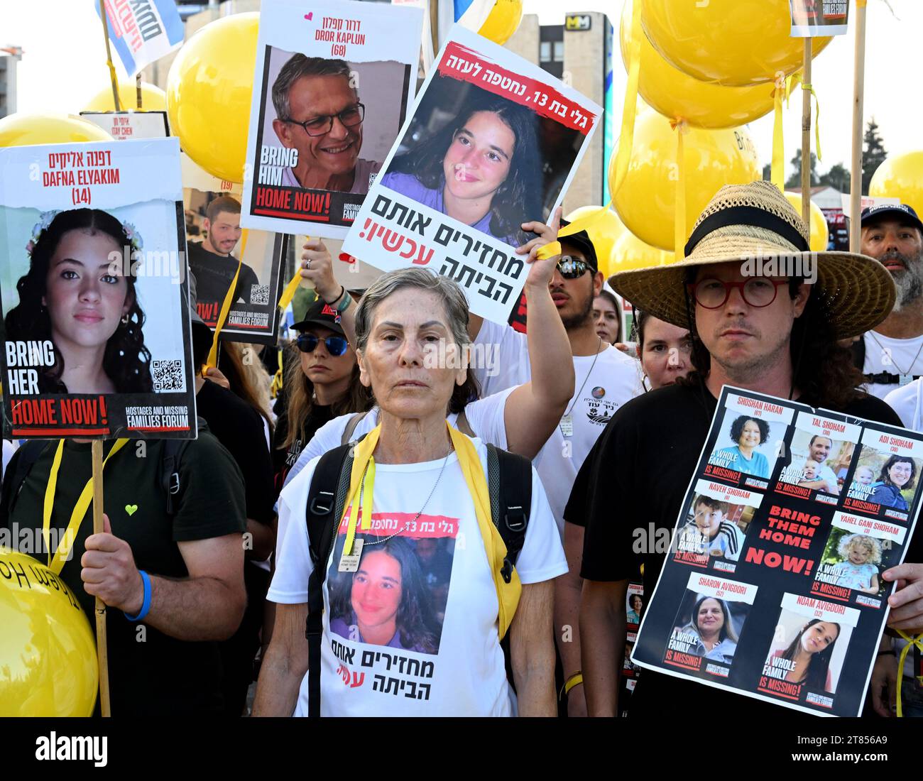 Gerusalemme, Israele. 18 novembre 2023. Decine di migliaia di persone si uniscono alle famiglie di ostaggi detenuti da Hamas a Gaza mentre entrano a Gerusalemme, il quinto giorno di marzo, da Tel Aviv a Gerusalemme, sabato 18 novembre 2023. Secondo i funzionari israeliani, 240 ostaggi sono detenuti dal 7 ottobre da Hamas. Foto di Debbie Hill/ Credit: UPI/Alamy Live News Foto Stock