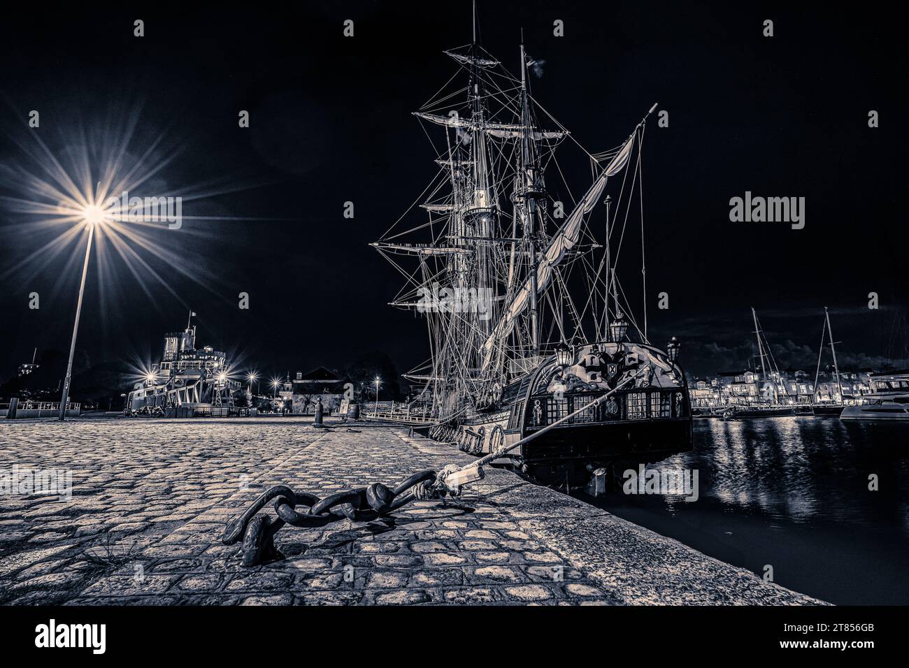 Vecchia nave a vela in legno ormeggiata nel porto di la Rochelle vicino al quartiere di gabut. ripresa notturna in bianco e nero Foto Stock