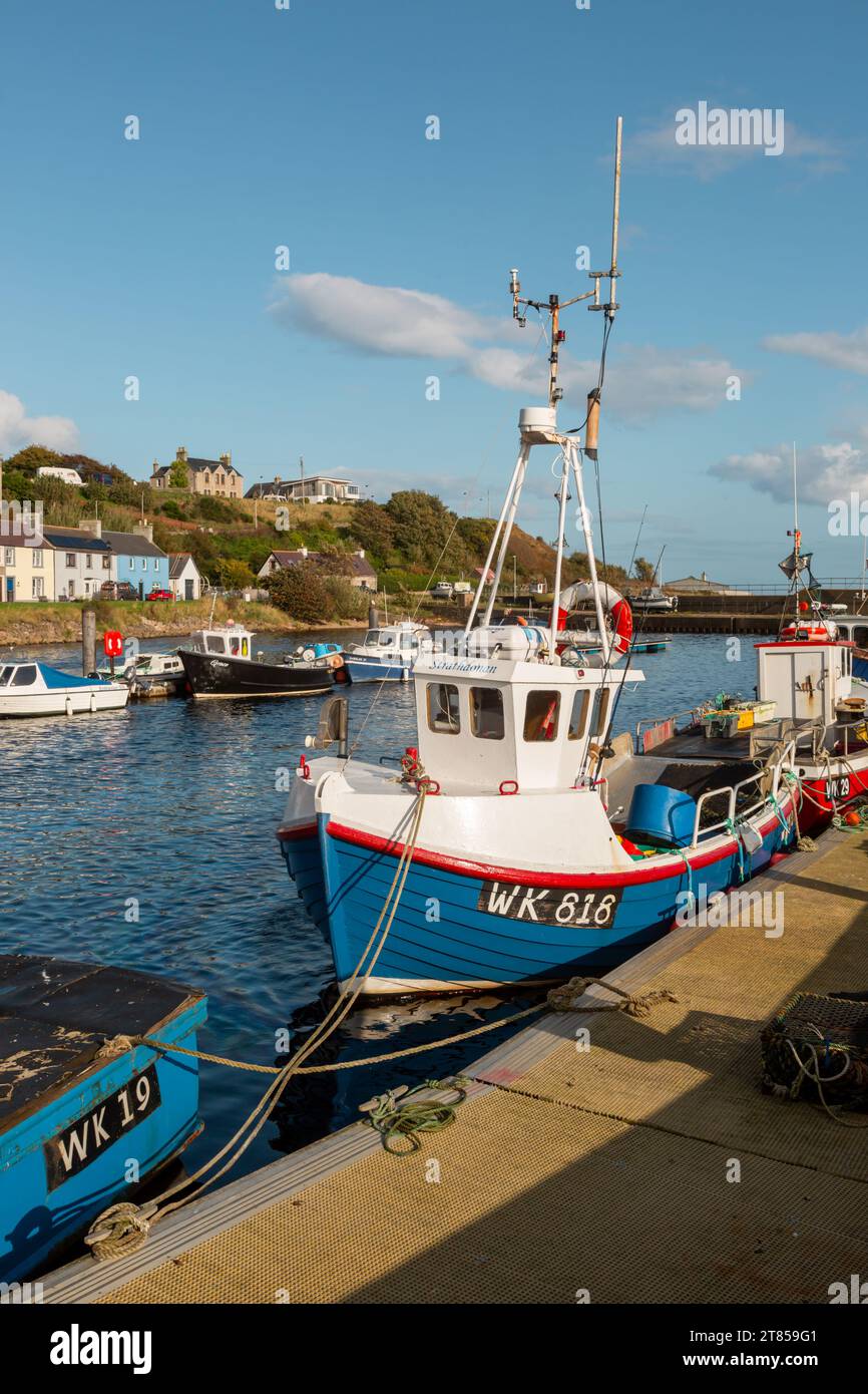 Porto di pesca di Helmsdale, sull'estuario del fiume Helmsdale. Un tempo era la sede di una delle più grandi flotte di aringhe d'Europa. Foto Stock