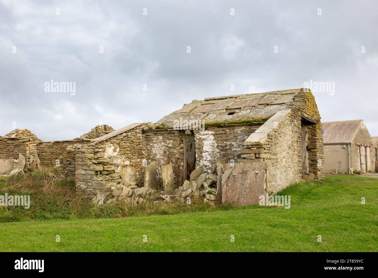 Vecchio cottage costruito in pietra che è stato ristrutturato in una casa moderna, Papa Westray, Orkney, Regno Unito 2023 Foto Stock