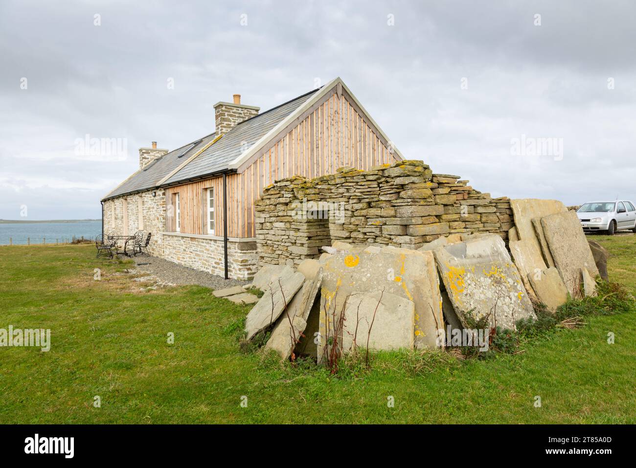 Vecchio cottage costruito in pietra che è stato ristrutturato in una casa moderna, Papa Westray, Orkney, Regno Unito 2023 Foto Stock
