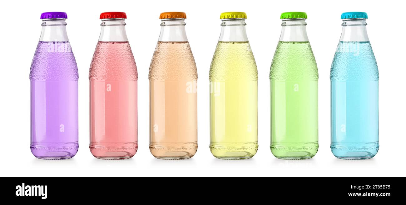 Piccole bottiglie di bibite isolate su sfondo bianco con percorso di ritaglio Foto Stock