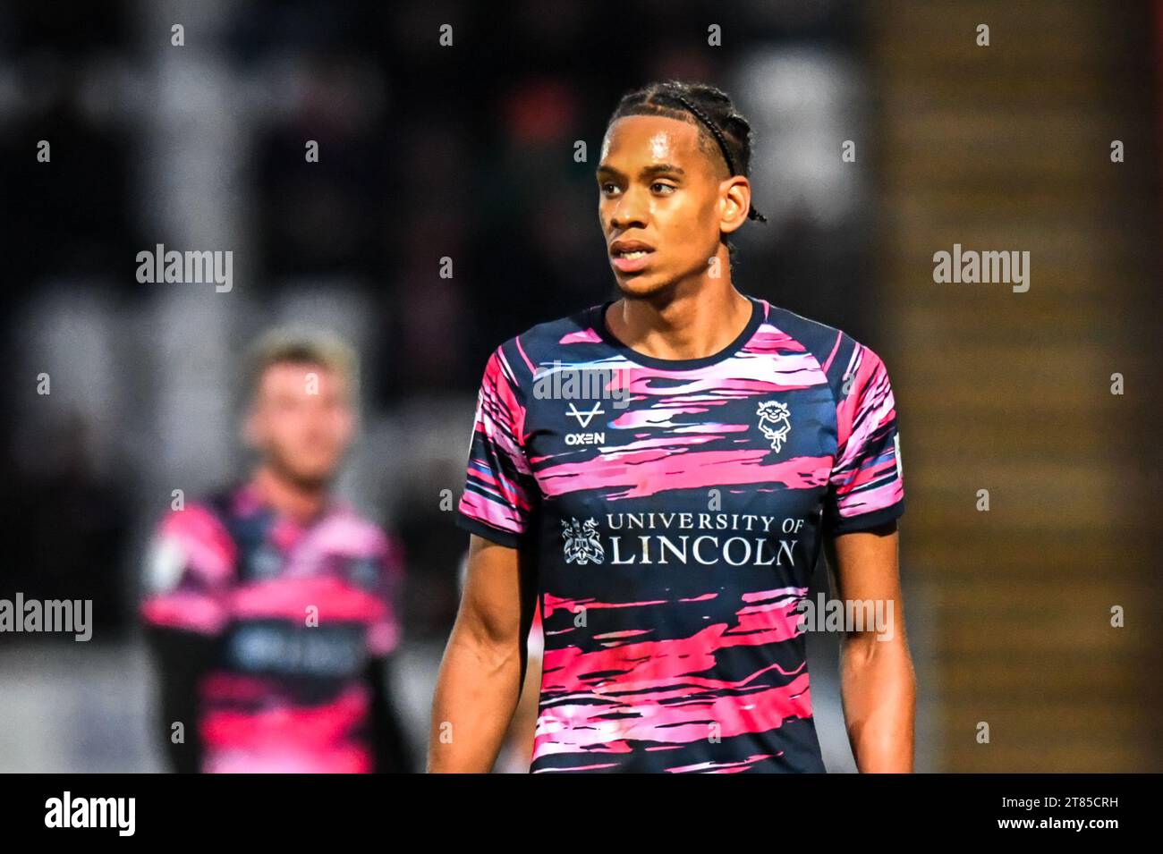 Alistair Smith (8 Lincoln City) guarda durante la partita di Sky Bet League 1 tra Stevenage e Lincoln City al Lamex Stadium di Stevenage sabato 18 novembre 2023. (Foto: Kevin Hodgson | mi News) crediti: MI News & Sport /Alamy Live News Foto Stock