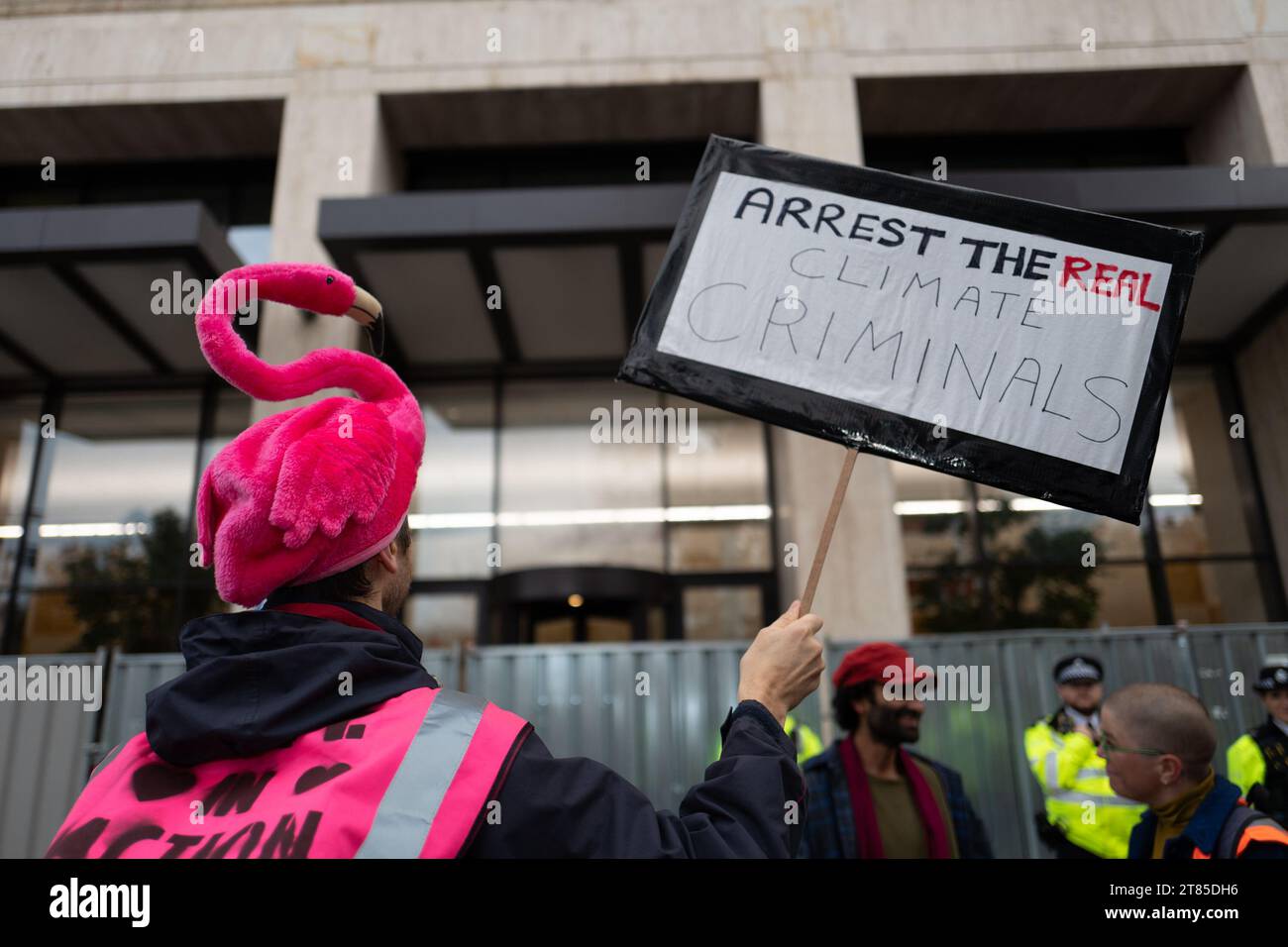 Londra, Regno Unito. 18 novembre 2023. Gli attivisti di Just Stop Oil chiedono di smettere di approvare nuovi progetti sui combustibili fossili, che sono una delle principali cause del cambiamento climatico. A mezzogiorno di oggi, un gruppo di circa 800 persone si è riunito nei Jubilee Gardens, vicino al London Eye e alla Shell HQ. I sostenitori di Just Stop Oil, Extinction Rebellion, Christian Climate Action, Peace and Justice Project e Fossil Free London e di altri gruppi si sono Uniti alla protesta. (Immagine di credito: © Velar Grant/ZUMA Press Wire) SOLO USO EDITORIALE! Non per USO commerciale! Foto Stock