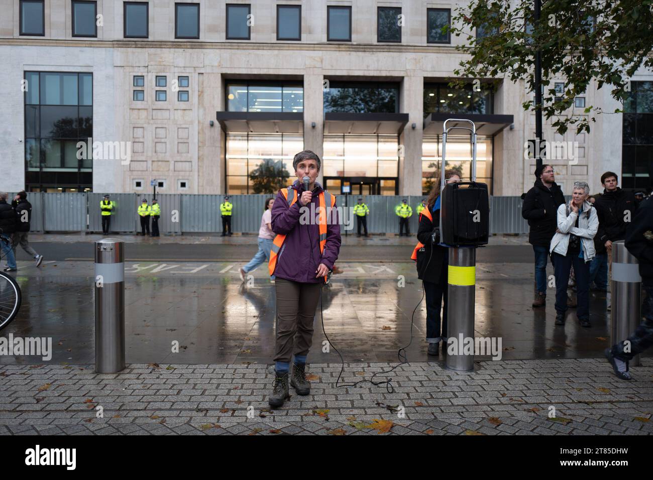 Londra, Regno Unito. 18 novembre 2023. Gli attivisti di Just Stop Oil chiedono di smettere di approvare nuovi progetti sui combustibili fossili, che sono una delle principali cause del cambiamento climatico. A mezzogiorno di oggi, un gruppo di circa 800 persone si è riunito nei Jubilee Gardens, vicino al London Eye e alla Shell HQ. I sostenitori di Just Stop Oil, Extinction Rebellion, Christian Climate Action, Peace and Justice Project e Fossil Free London e di altri gruppi si sono Uniti alla protesta. (Immagine di credito: © Velar Grant/ZUMA Press Wire) SOLO USO EDITORIALE! Non per USO commerciale! Foto Stock