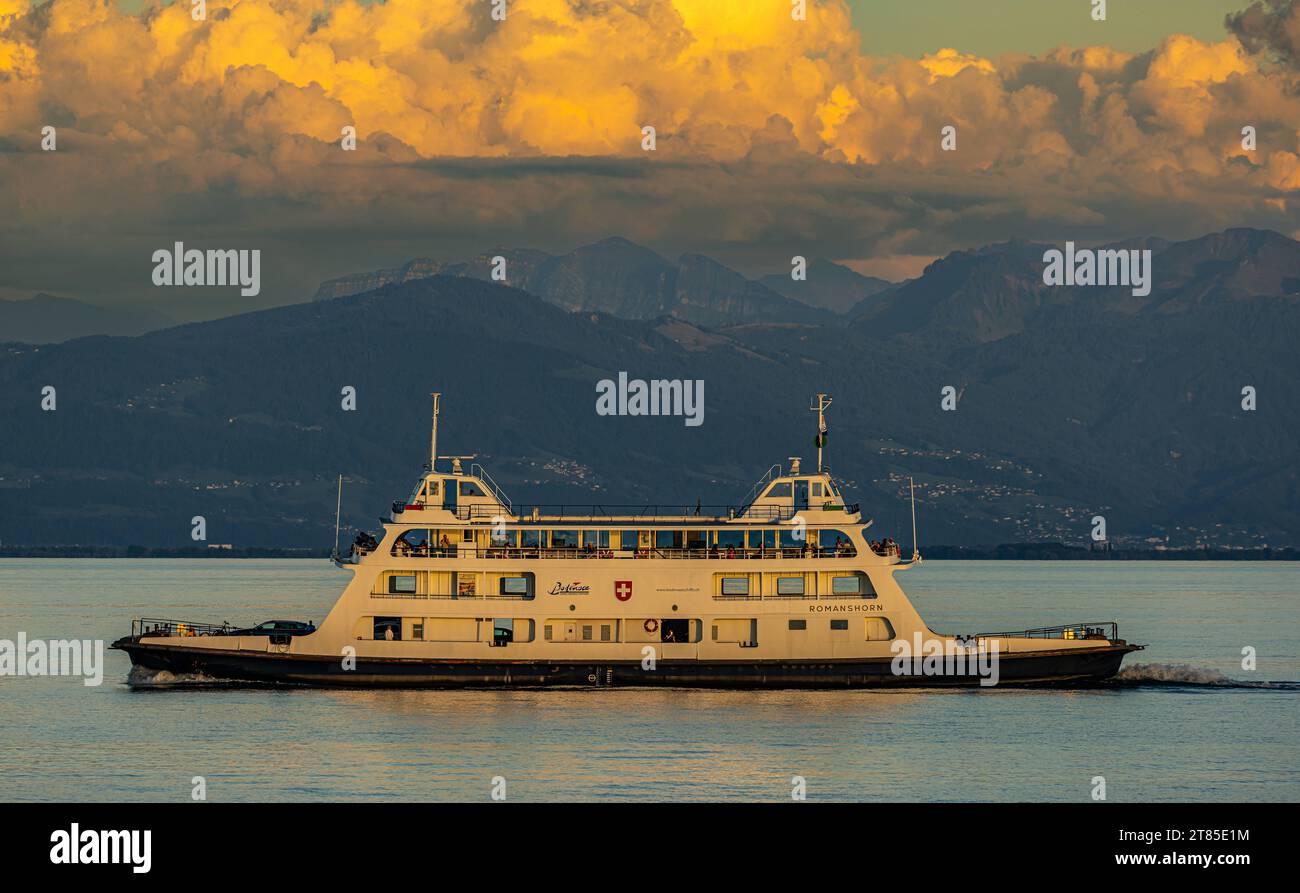 Autofähre Romanshorn in den Abendstunden fährt die Autofähre Romanshorn den Hafen von Friedrichshafen an. Romanshorn, Schweiz, 21.08.2023 *** Romanshorn Car Ferry nelle ore serali, il Romanshorn Car Ferry fa scalo al porto di Friedrichshafen Romanshorn, Svizzera, 21 08 2023 crediti: Imago/Alamy Live News Foto Stock