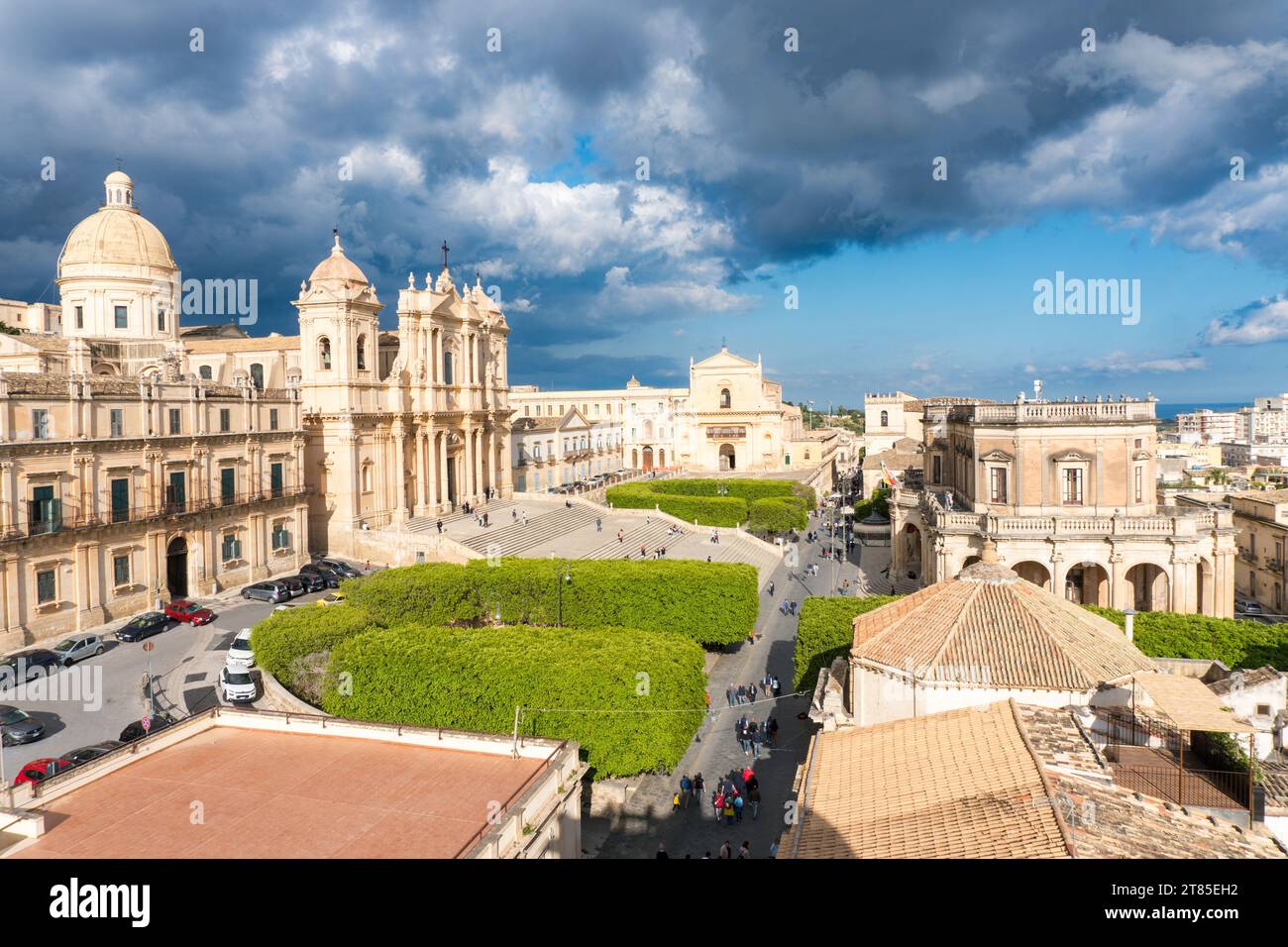 Noto, Italia - 8 maggio 2022: Vista della splendida Cattedrale di noto dalla terrazza della chiesa di Santa chiara durante una giornata di sole Foto Stock