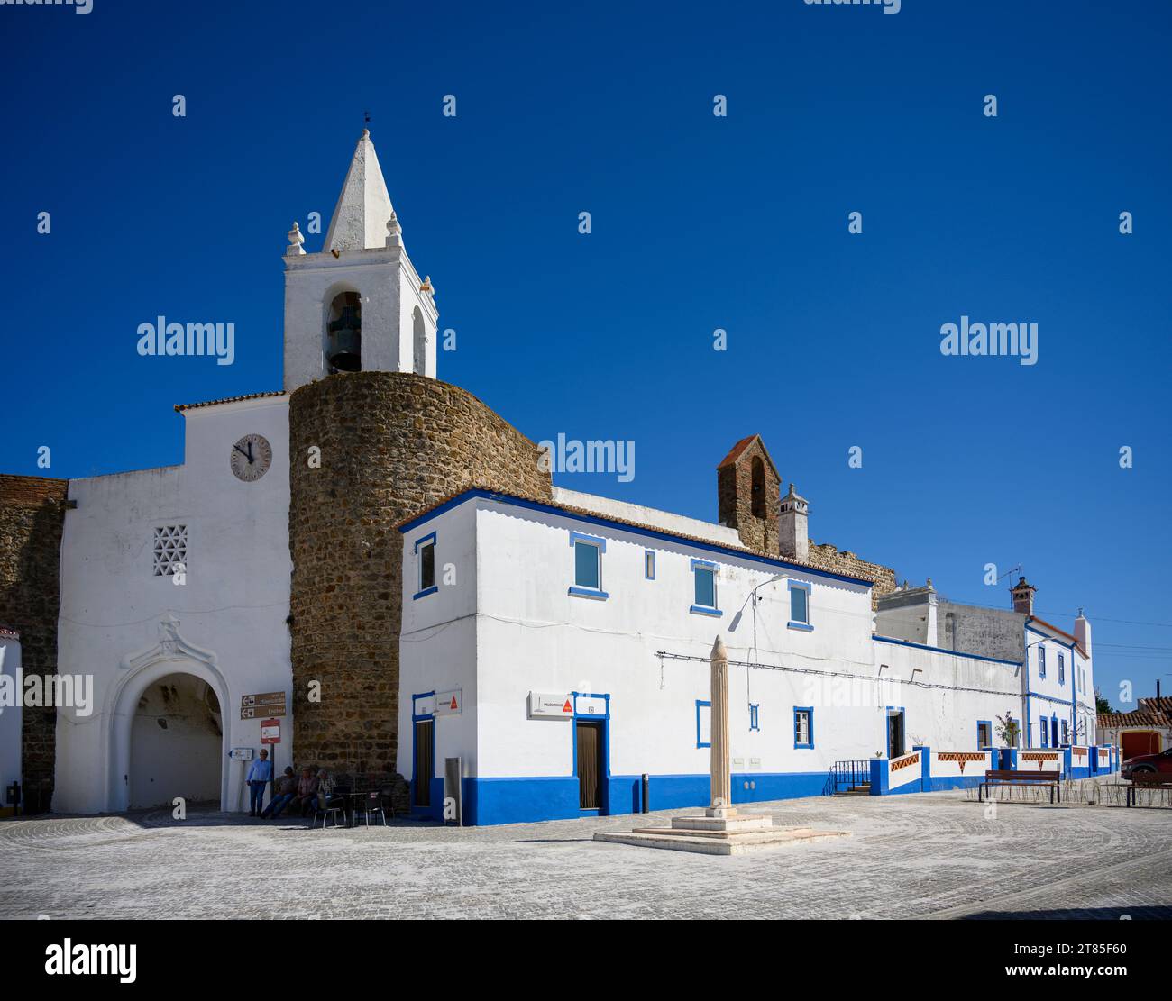 Gogna all'ingresso del castello di Redondo Redondo è una municipalità situata nel distretto di Évora in Portogallo. La sua storia risale a secoli fa, con evidenc Foto Stock