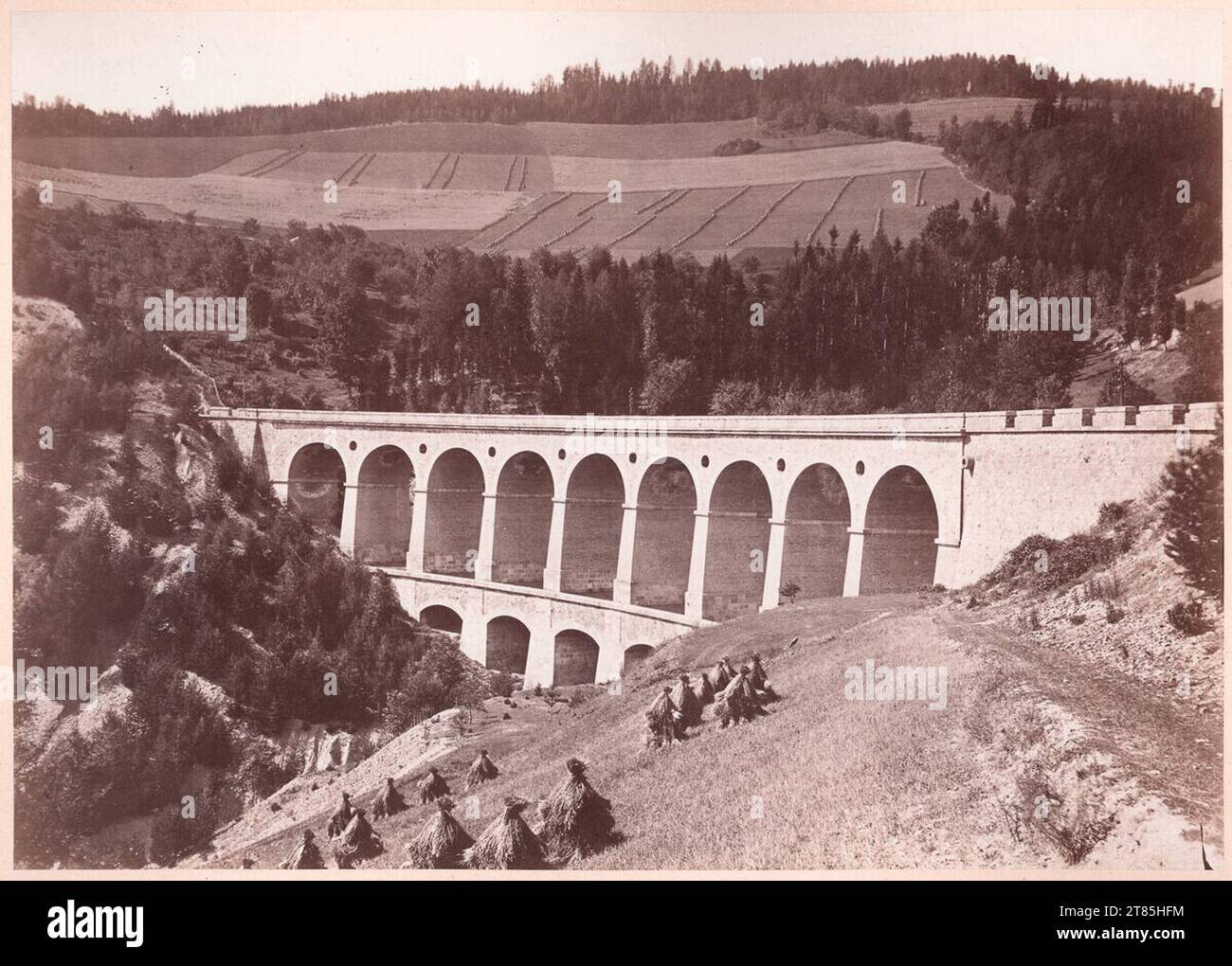 Hermann Heid Semmeringbahn: viadotto sopra la grondaia fredda. Carta di albumina, sulla scatola 1871 , 1871 Foto Stock