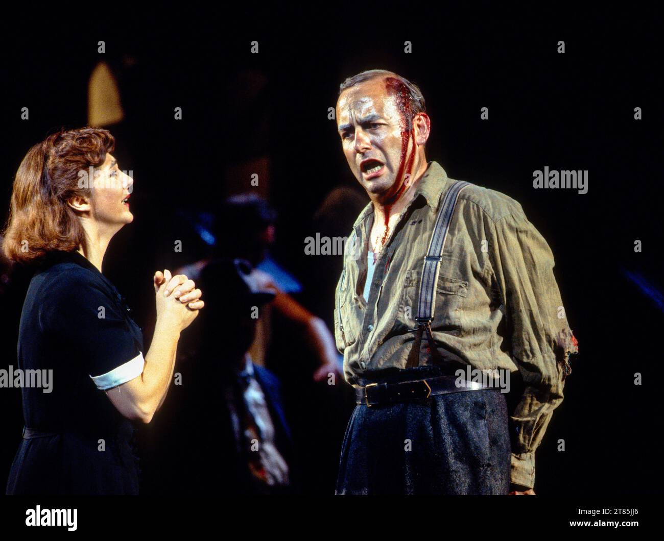 Lesley Garrett (Rose Maurrant), Mark Richardson (Frank Maurrant) in STREET SCENE at English National Opera (ENO), London Coliseum, London WC2 27/08/1993 co-produzione con Scottish Opera Music: Kurt Weill libro: Elmer Rice testi: Langston Hughes direttore: Carl Davis design: David Fielding illuminazione: Paul Pyant coreografo originale: David Toguri direttore originale: David Pountney Foto Stock