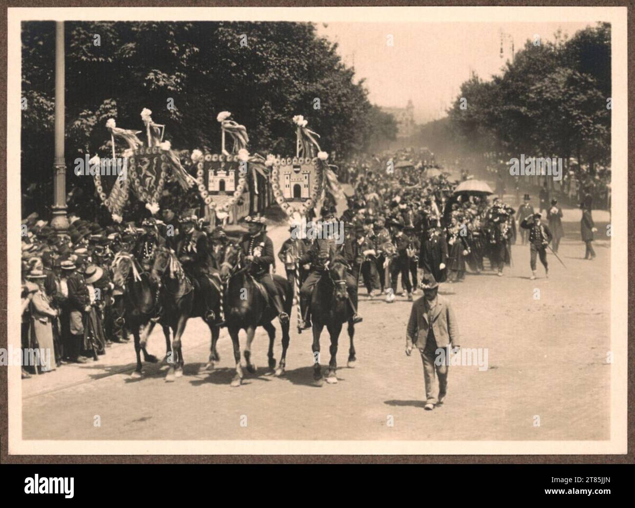 Josef Löwy Kaiser omaggio alla vienna 1908: Alta Austria, porta striscioni. Carta gelatina d'argento sulla scatola base 1908 , 1908 Foto Stock