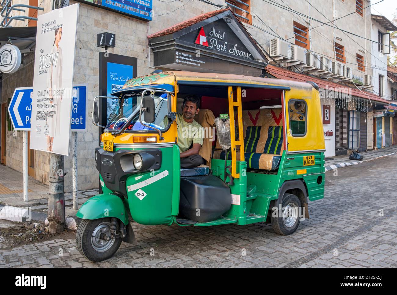 Autista di risciò automatico, Fort Kochi, Cochin, Kerala, India Foto Stock