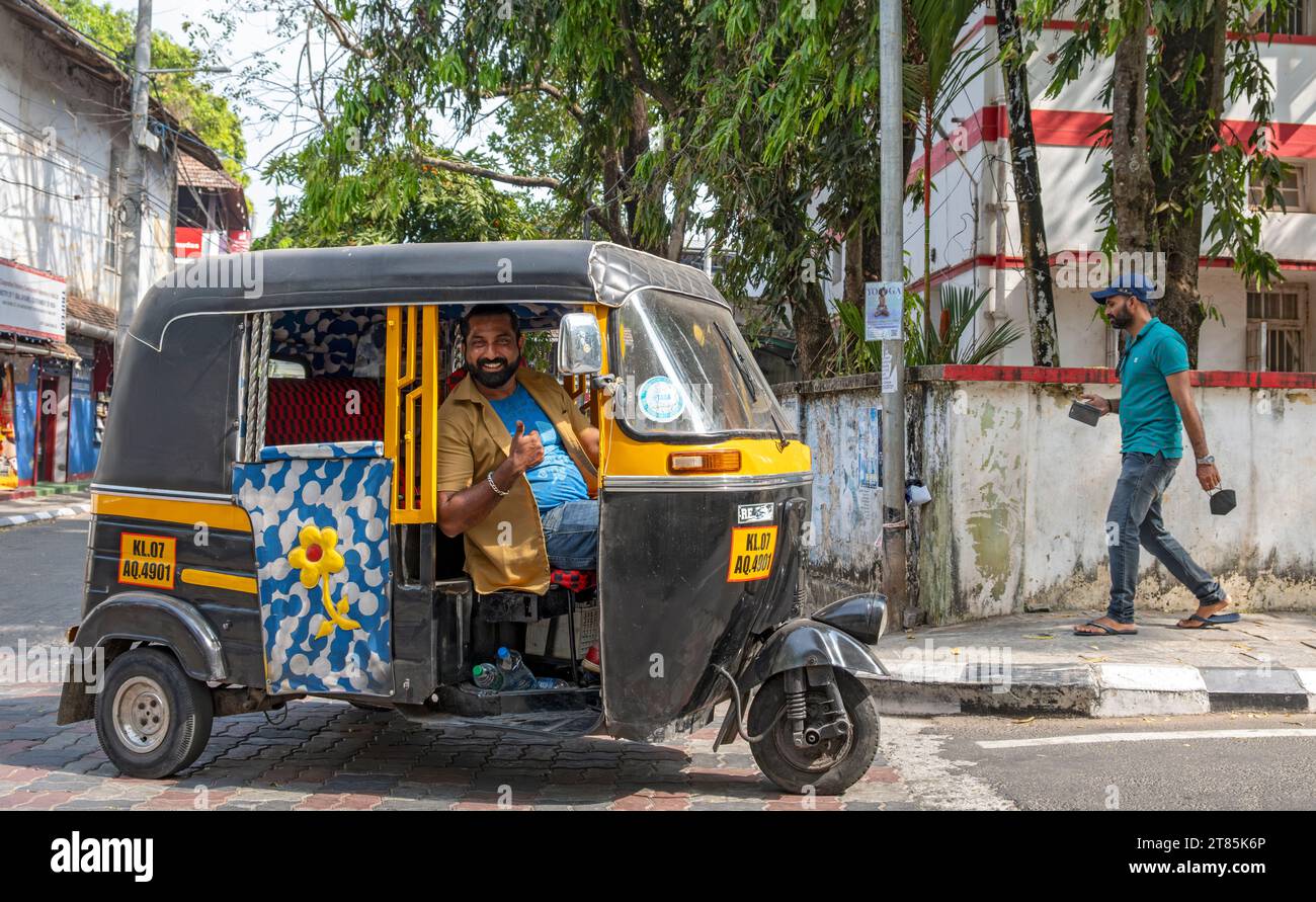 Autista di risciò automatico, Fort Kochi, Cochin, Kerala, India Foto Stock
