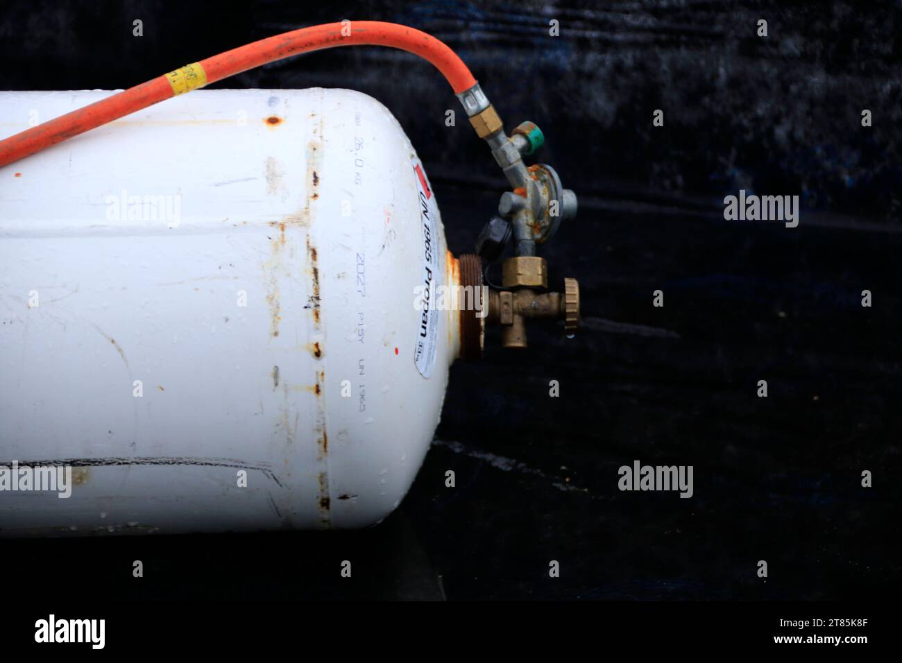 La bombola di gas con valvola senza protezione si trova sul pavimento Foto Stock