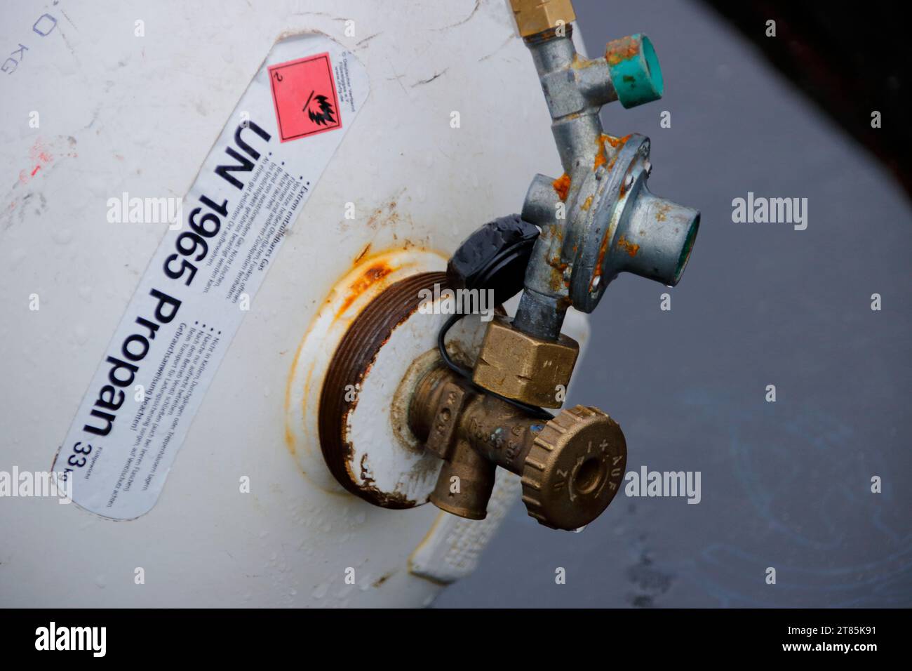 La bombola di gas con valvola senza protezione si trova sul pavimento Foto Stock