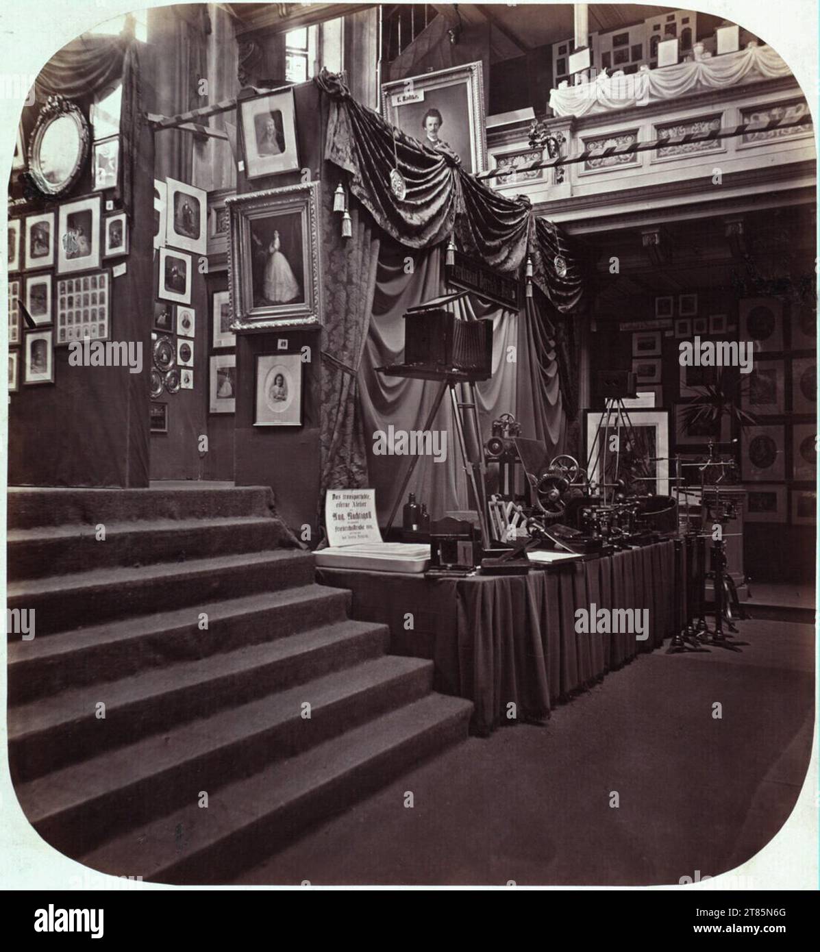 Döbbelin immagine dell'installazione della mostra fotografica Berlin 1865. Carta di albumina, sulla scatola 1865 , 1865 Foto Stock