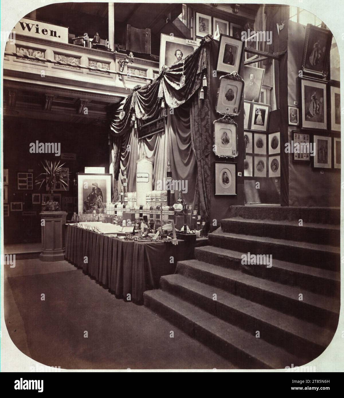 Döbbelin immagine dell'installazione della mostra fotografica Berlin 1865. Carta di albumina, sulla scatola 1865 , 1865 Foto Stock