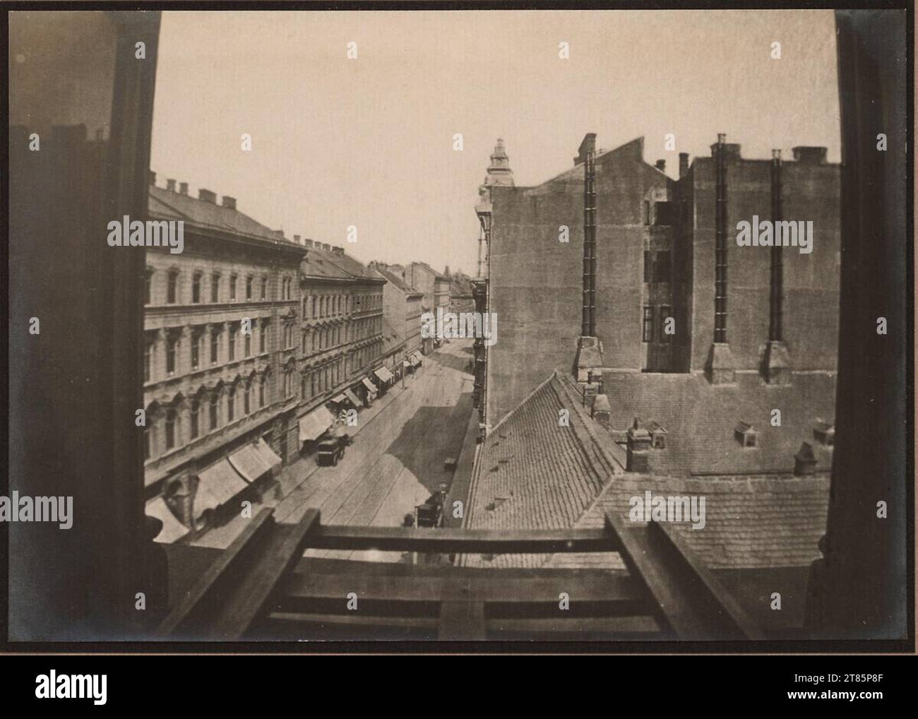 Graphische Lehr- und Versuchsanstalt (Institution) Westbahnstrasse a Vienna, da una finestra del K.K. Teaching and Experimental Institute for Photography and Reproduction procedure Seen; sistemazione con un monocle bikonvexen non acromatico. Carta gelatina argento, foto su due ordini (carta e cartone) Aufnahme intorno al 1895-1896 Foto Stock