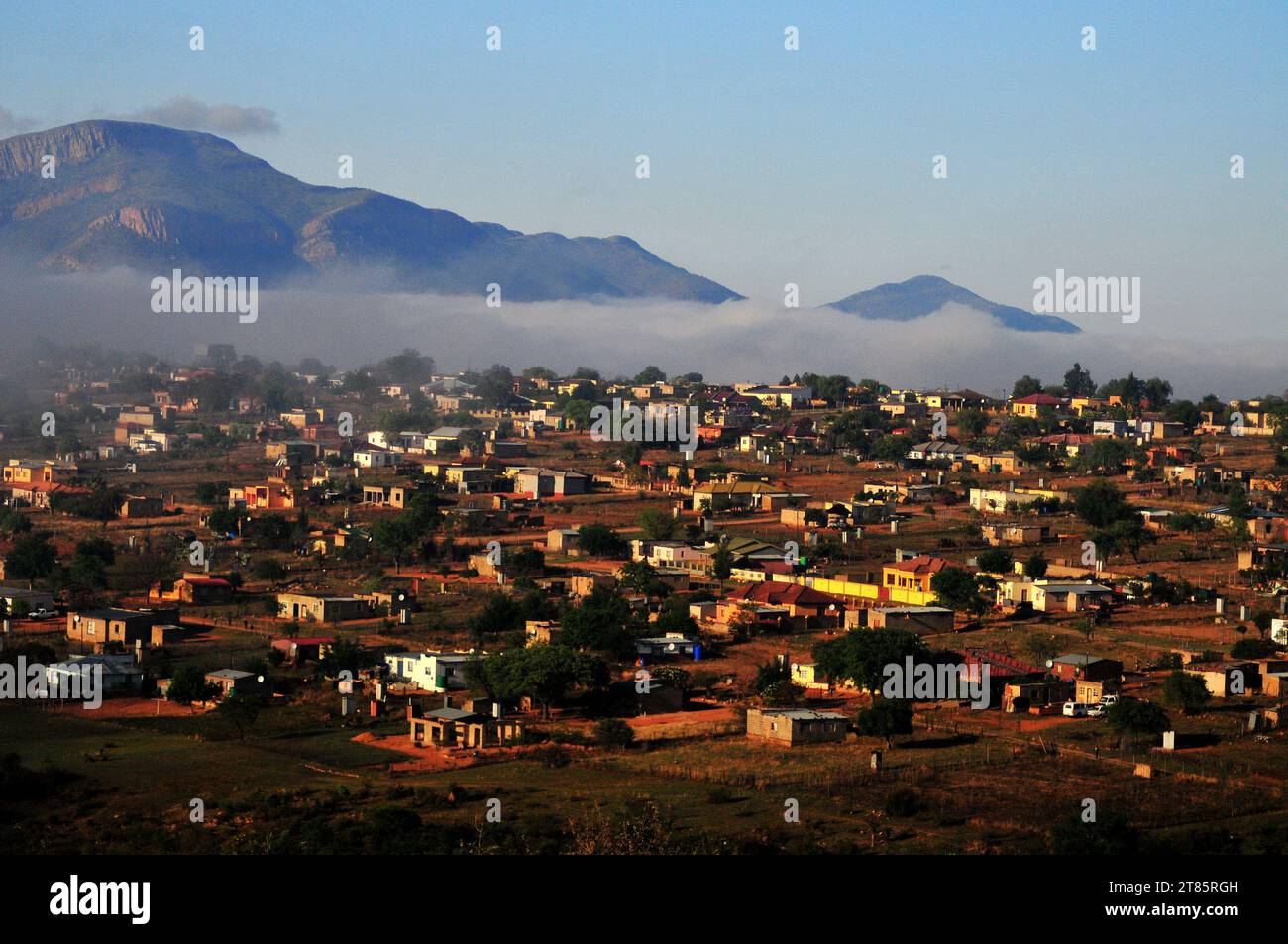 Mentre il mondo si batte contro il cambiamento climatico, la nebbia copre il villaggio di Maja ai margini delle montagne di Drakensberg a Limpopo, in Sudafrica, come modelli meteorologici Foto Stock