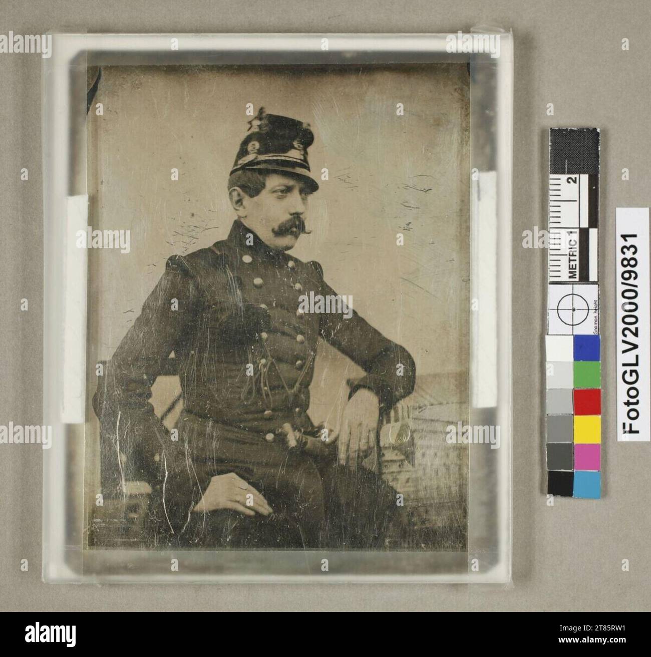 Anonimo Ritratto di un gentiluomo in uniforme con foto architettonica in primo piano. Processo del daguerreotipo intorno al 1850 Foto Stock