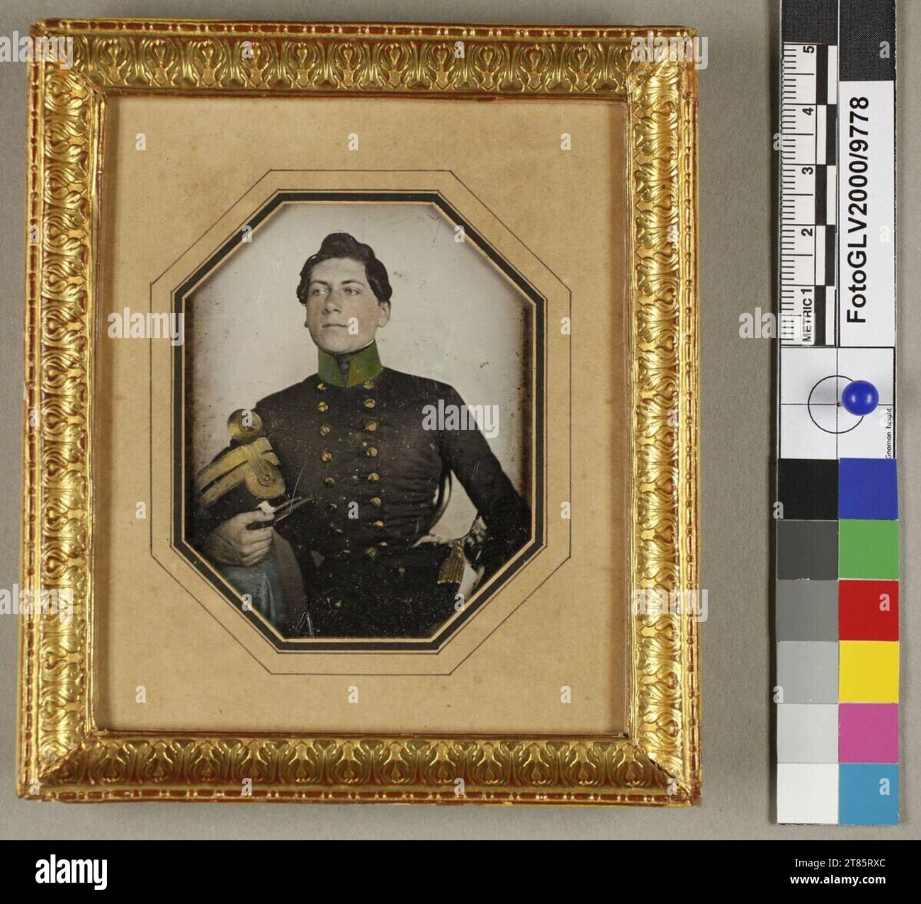 Wilhelm Horn Young Soldier, giacca in uniforme nera grigia, colletto verde, Tschako. Daguerreotipo, colorato intorno al 1845 Foto Stock