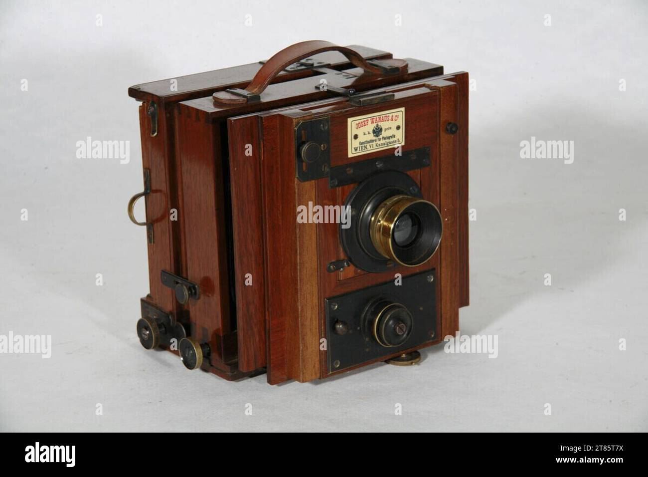 Josef Wanaus (Produzent in) Box camera - 9 x 12 cm, obiettivo anastigmat Carl Zeiss N. 9662, 1: 7,2 f = 120 mm, D.R.P 56109 e miscele di iride (2, 4, 8, 26, 32, 64, 128, 192), piastra per lenti con chiusura a ghigliottina incorporata 0-5. Pelle di legno 1880 - 1900 , 1880/1900 Foto Stock