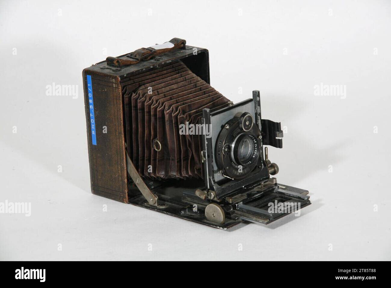 Linhof-Kamera-Werk fotocamera pieghevole-9 x 12 cm, con obiettivo Carl Zeiss Tessar, N. 762490, 1: 4,5 f = 13,5 cm, e ZEISS Icon serratura compur, N. 139984, D.R.P. N. 258646 d.R.G.M .. Metallo 1910-1920 , 1910/1920 Foto Stock