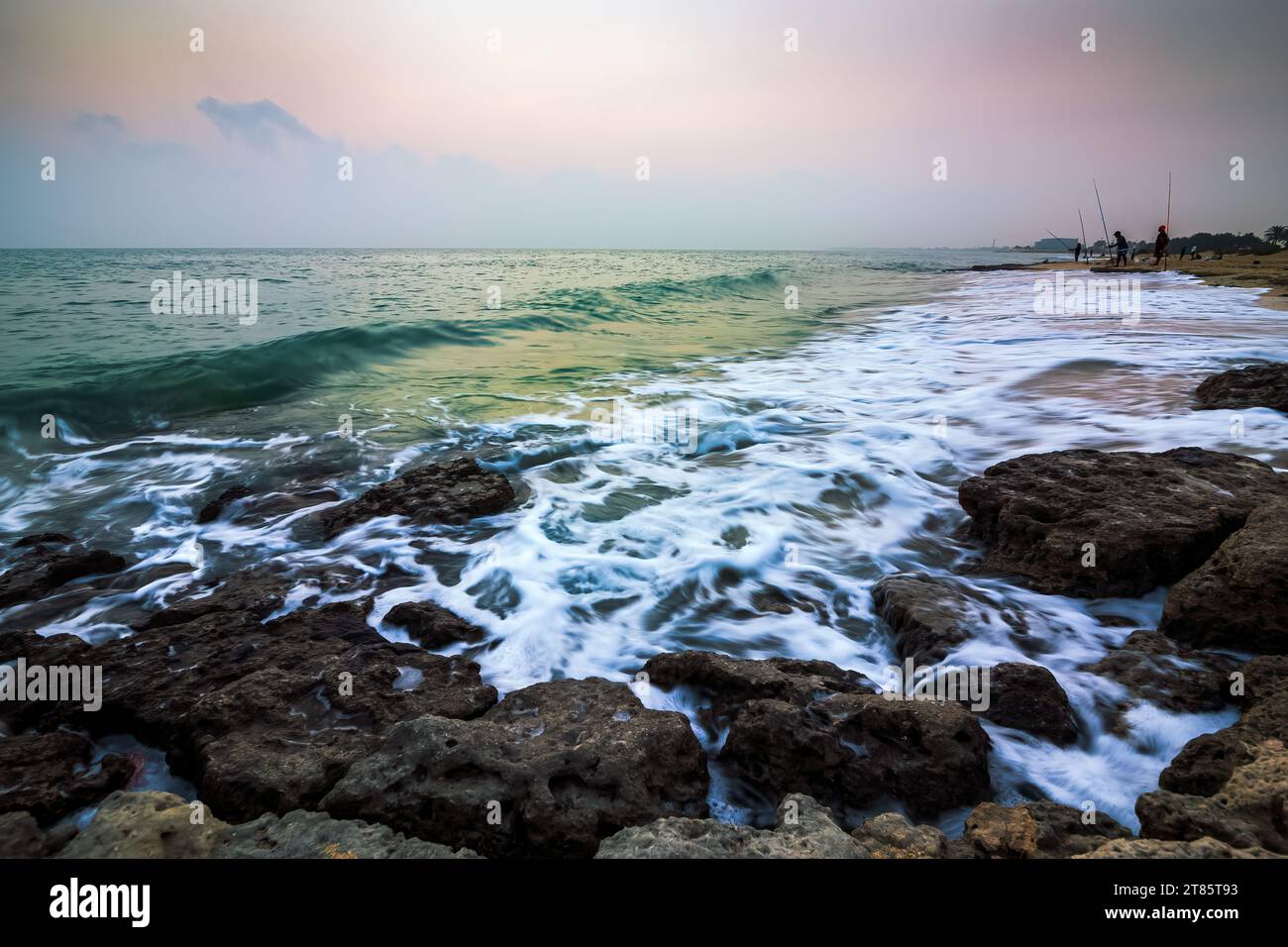 RAS TANURA Beach è una destinazione popolare vicino alla città di Jubail, in Arabia Saudita. Questa spiaggia offre una varietà di attività come nuoto e pesca. Foto Stock